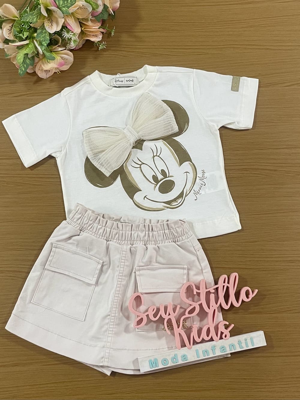 Conjunto Infantil Animê Verão Shorts Saia Bege e Blusa Minnie Laço Disney