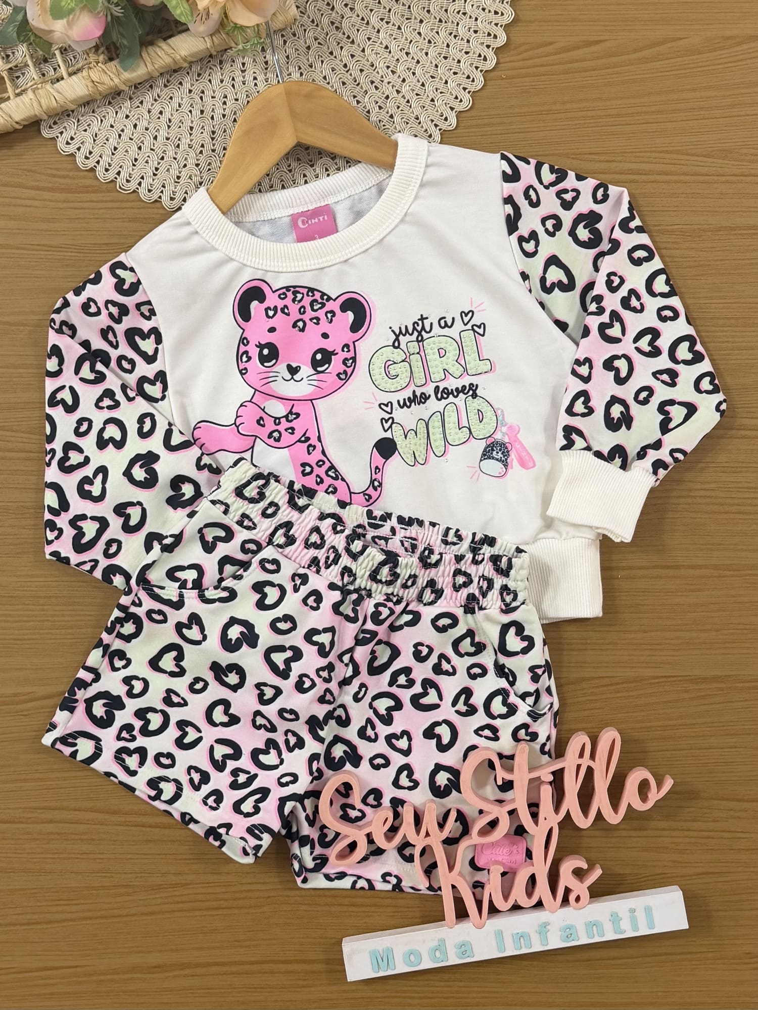 Conjunto Infantil Cinti Inverno com Shorts e Moletom sem Flanela Branco Oncinha