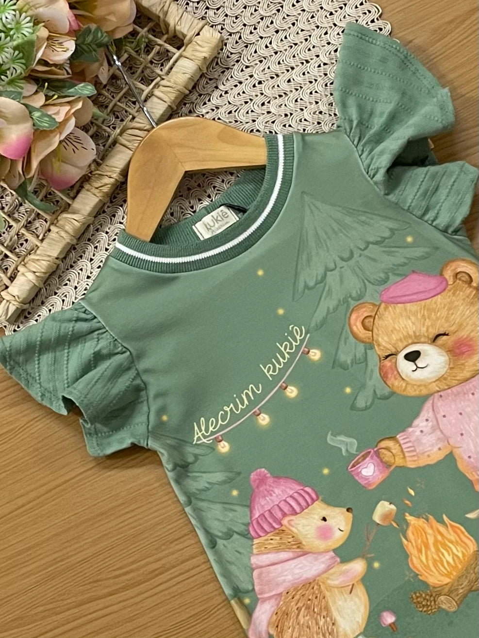 Vestido Infantil Kukiê Inverno Verde com Bolsinha Ursinha Acampamento