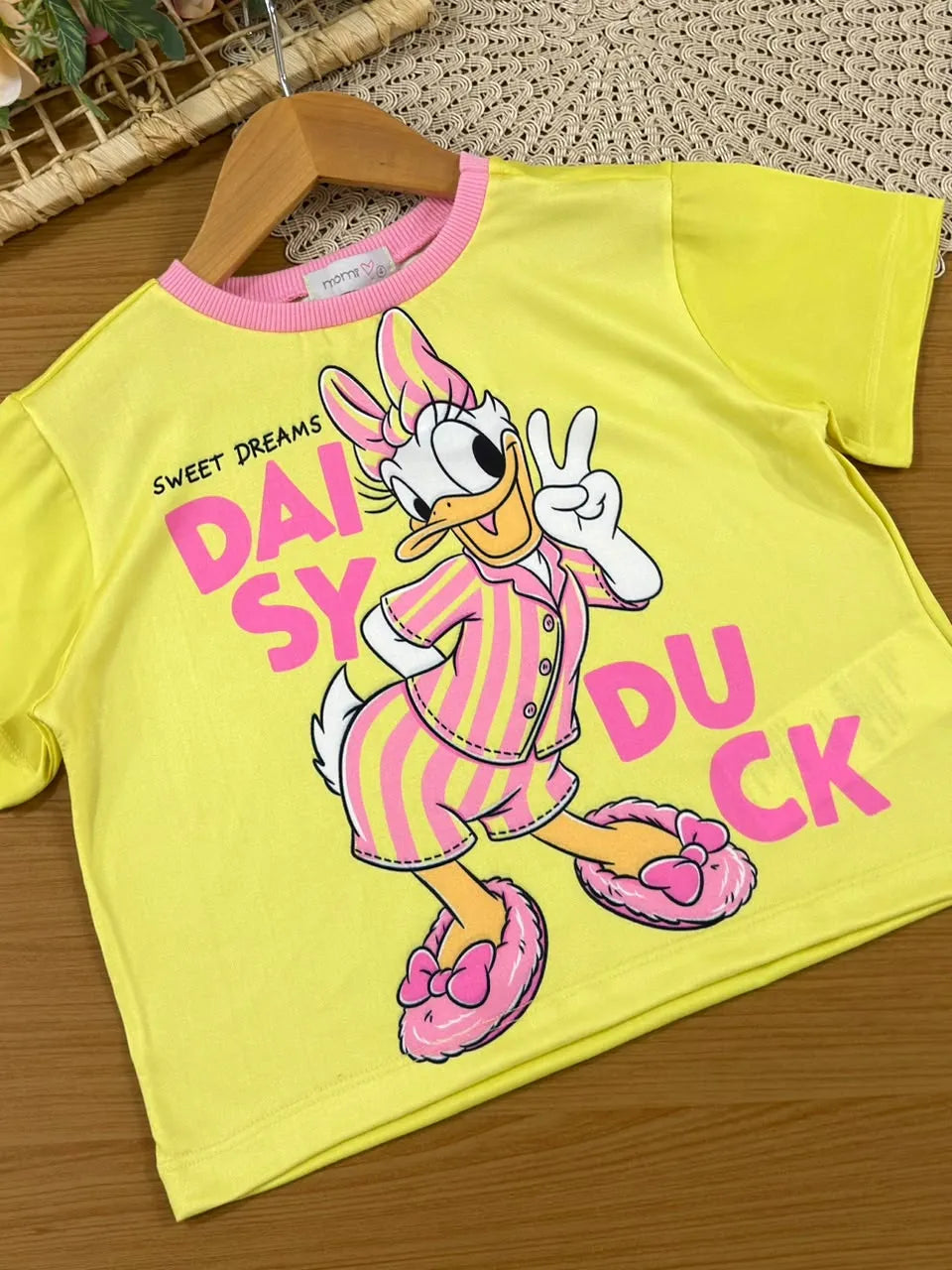 Pijama Infantil Menina Momi Shorts Listrado e Blusa Amarela Daisy Duck Disney