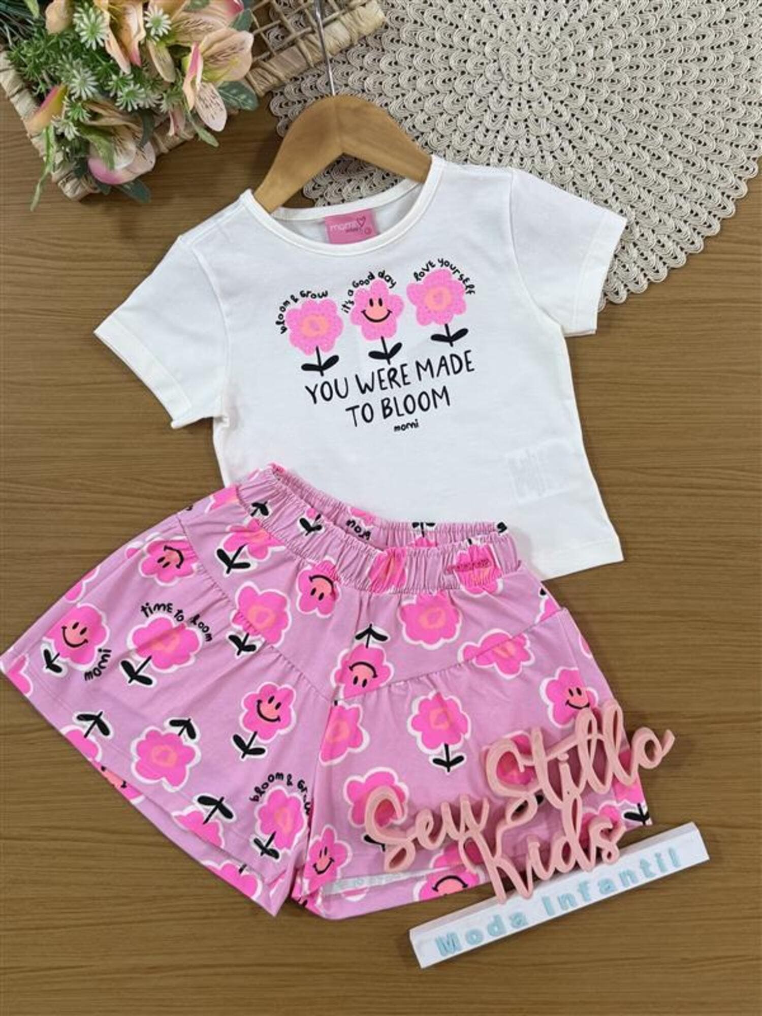 Conjunto Infantil Momi Verão com Shorts Rosa e Blusa Branca Florzinha com Strass
