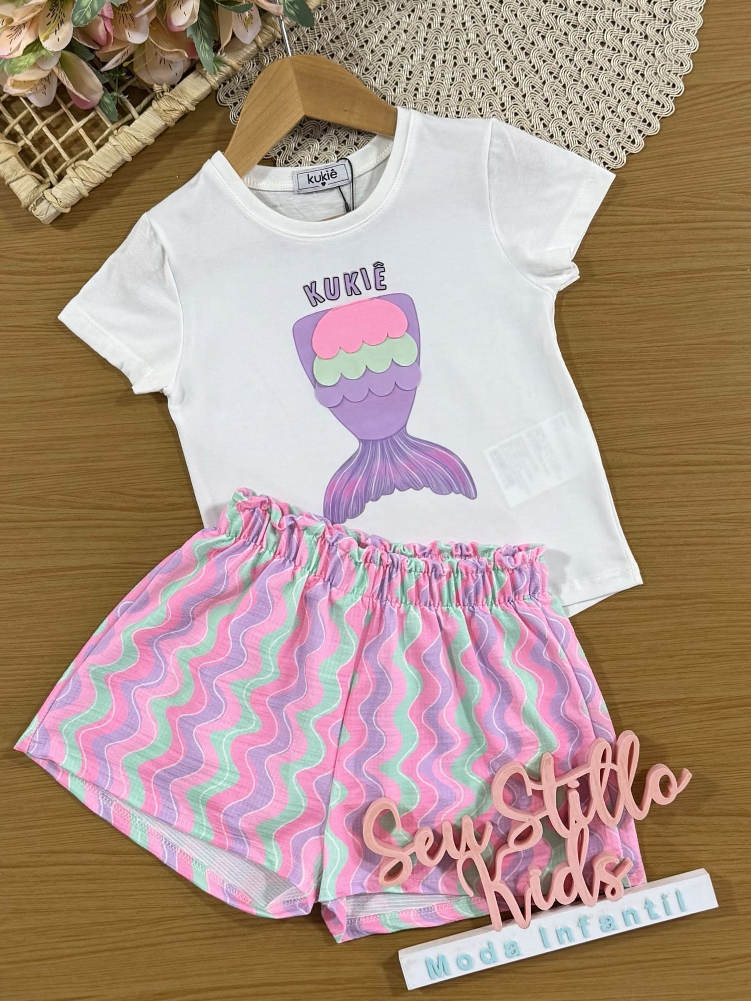 Conjunto Infantil Kukiê com Shorts Colorido e Blusa Manga Curta Sereia