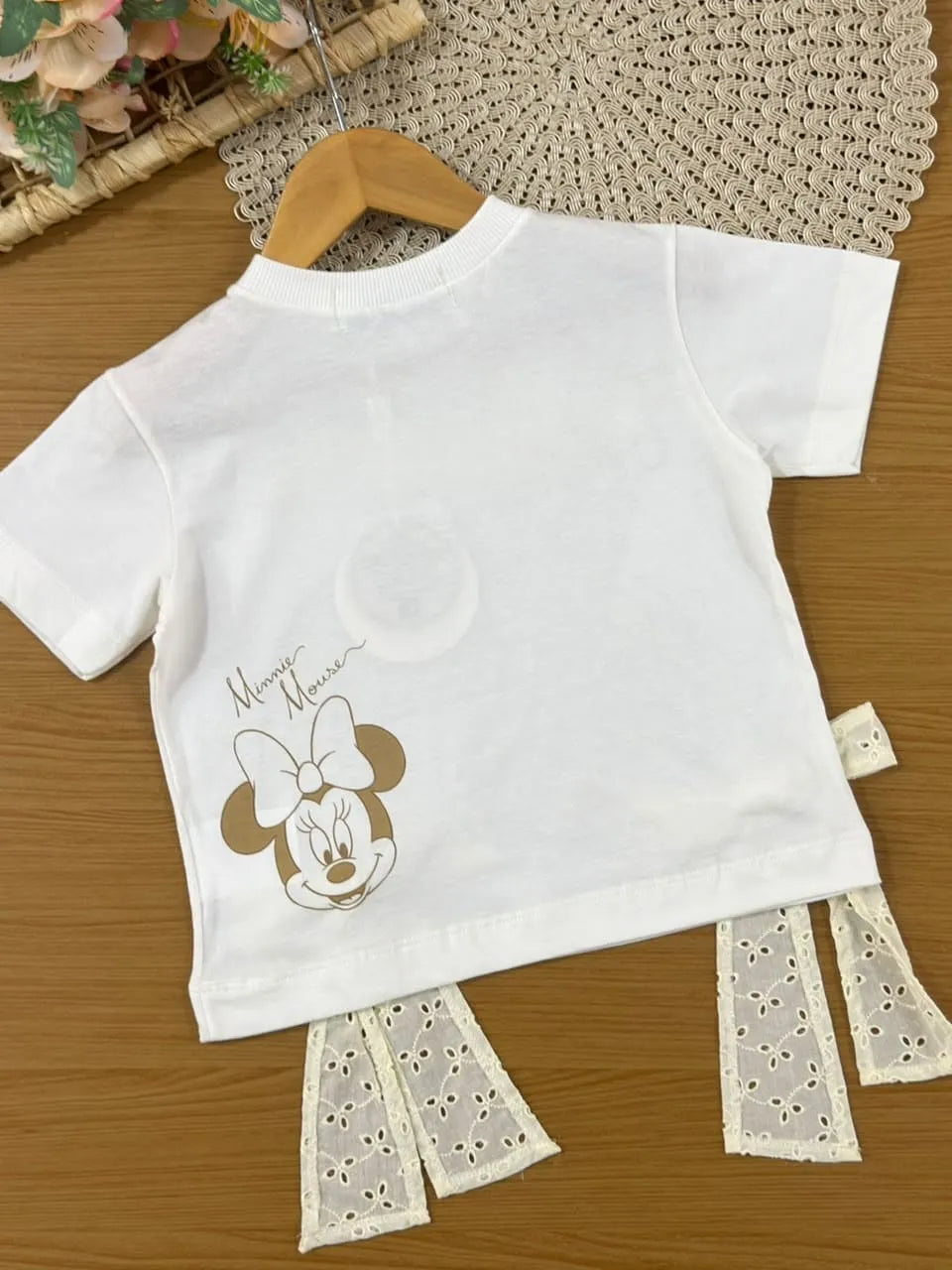 Conjunto Infantil Menina Animê Shorts Bege e Blusa Minnie Lacinho Disney