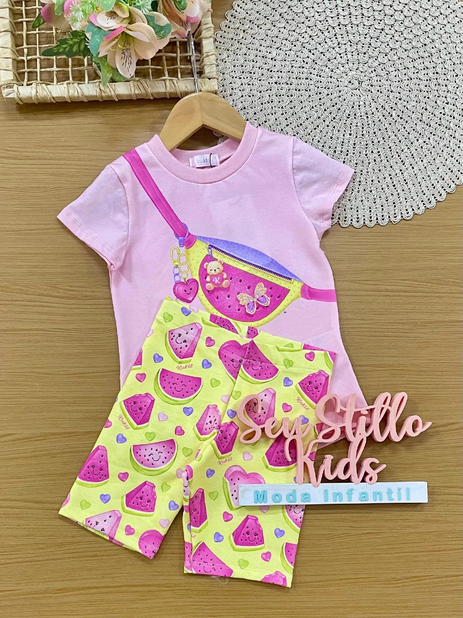 Conjunto Infantil Menina Kukiê com Shorts Amarelo e Blusa Rosa Bolsinha Melancia