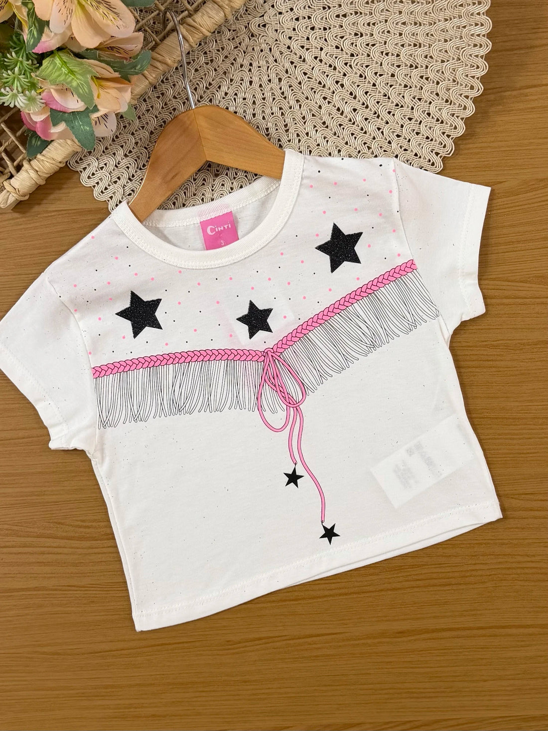 Conjunto Infantil Cinti Verão, Shorts Preto com Brilho e Blusa Estrelinha