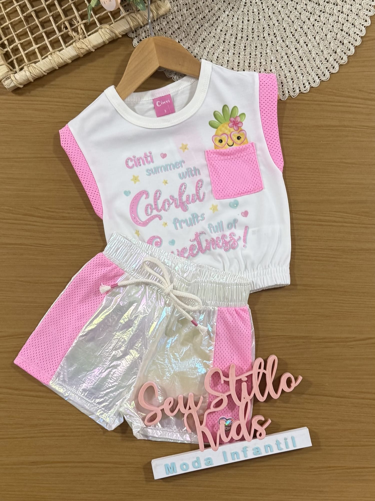 Conjunto Infantil Cinti Verão com Shorts Holográfico e Blusa Branca Frutinha