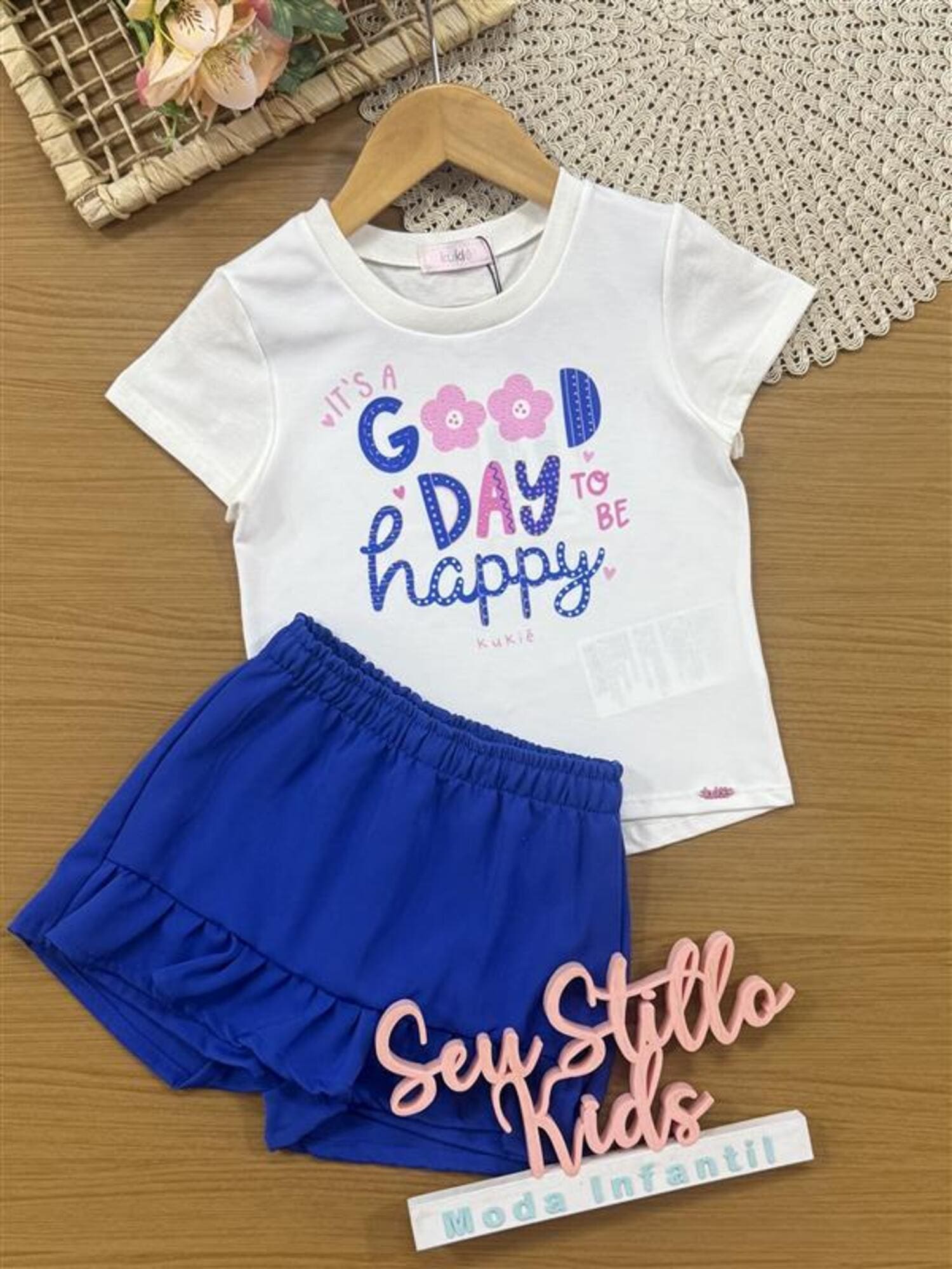Conjunto Infantil Kukiê Verão com Shorts Azul e Blusa Branca Good Day Happy