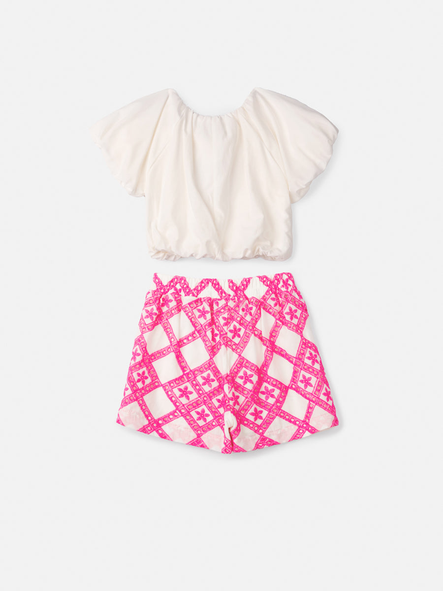 Conjunto Infantil Animê Verão Shorts com Detalhes Rosa e Blusa Branca Balonê