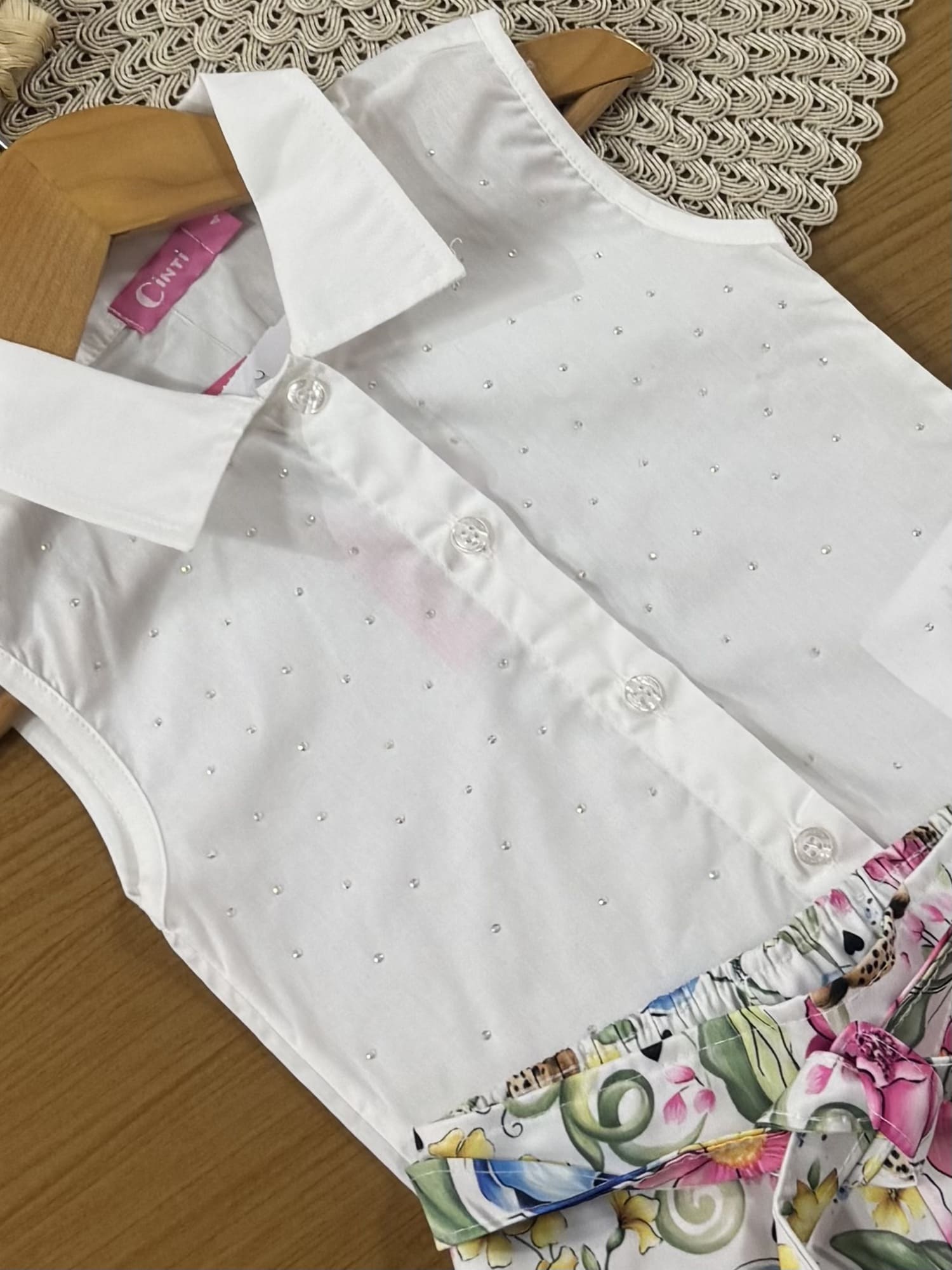 Conjunto Infantil Cinti Verão com Calça e Blusa Branca Oncinha Floral