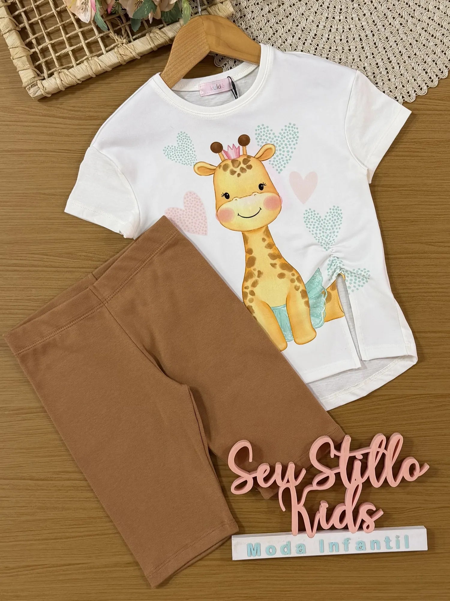 Conjunto Infantil Kukiê com Shorts Ciclista Caramelo e Blusa Branca Girafinha