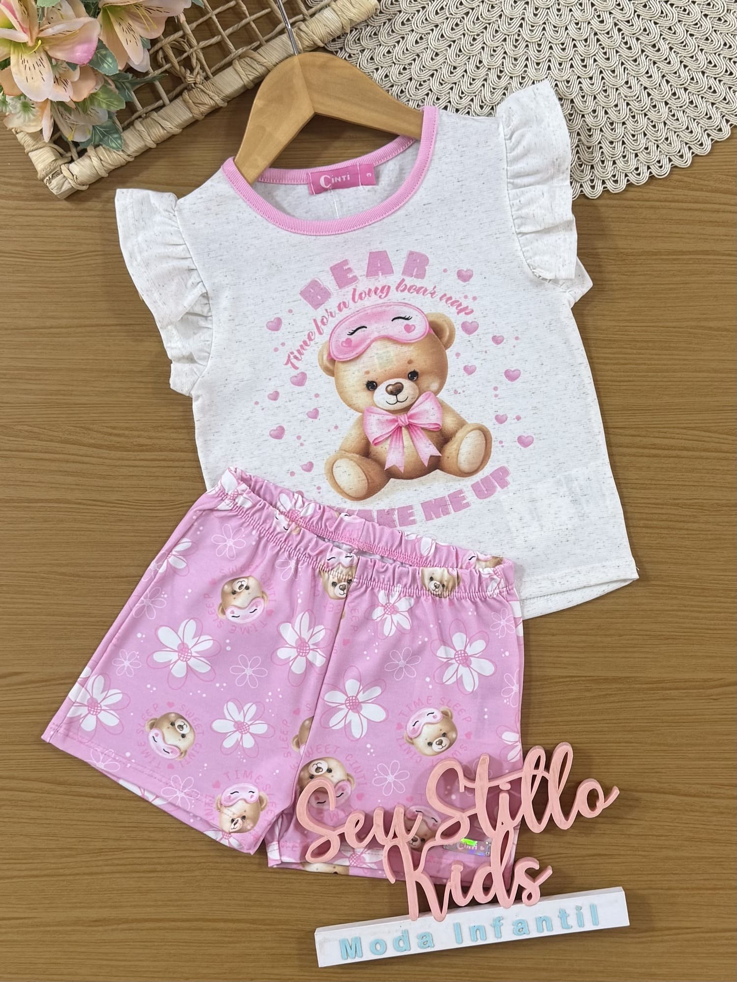 Pijama Infantil Cinti Verão Shorts Rosa e Blusa Off White Ursinho Wake Me Up