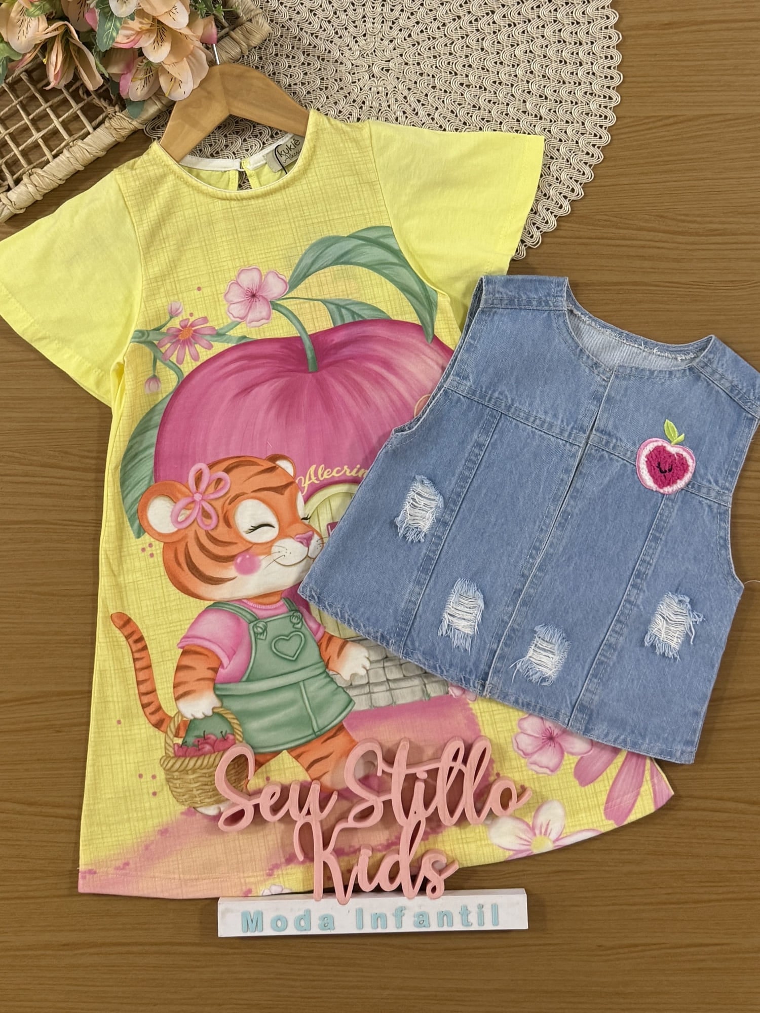 Vestido Infantil Kukiê Verão Vestido Amarelo Casinha de Maça com Colete jeans