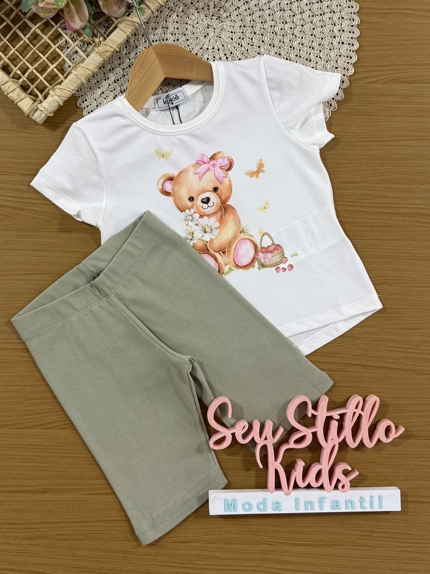 Conjunto Infantil Kukiê com Shorts Ciclista Verde e Blusa Manga Curta Ursinho Floral