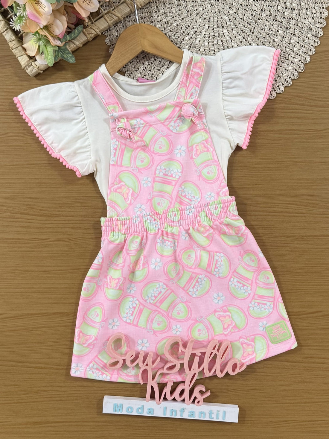 Salopete Infantil Cinti Verão Rosa Floral com Blusa Branca
