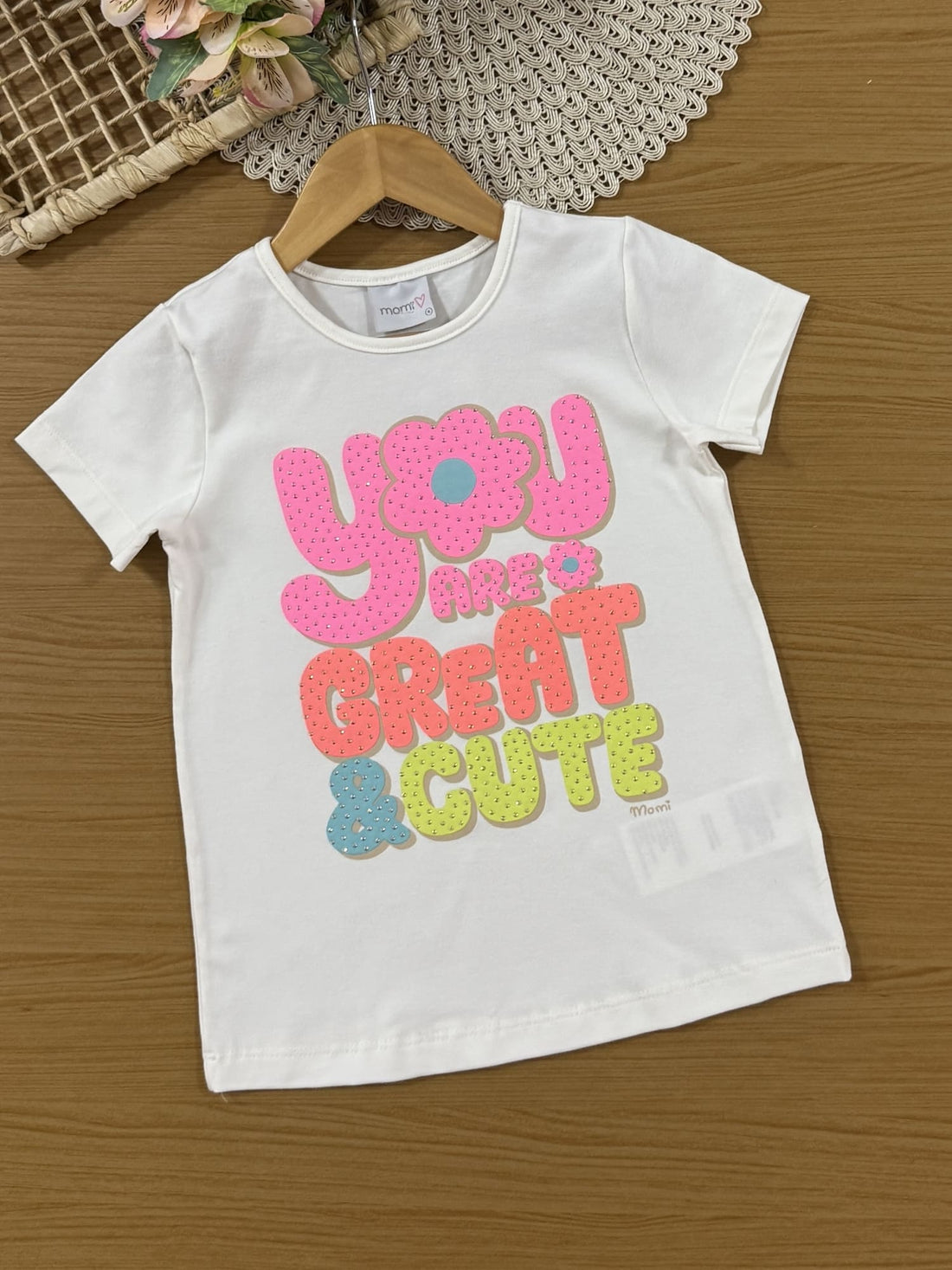 Conjunto Infantil Momi Verão com Shorts Ciclista Bege e Blusa Branca Florzinha com Strass