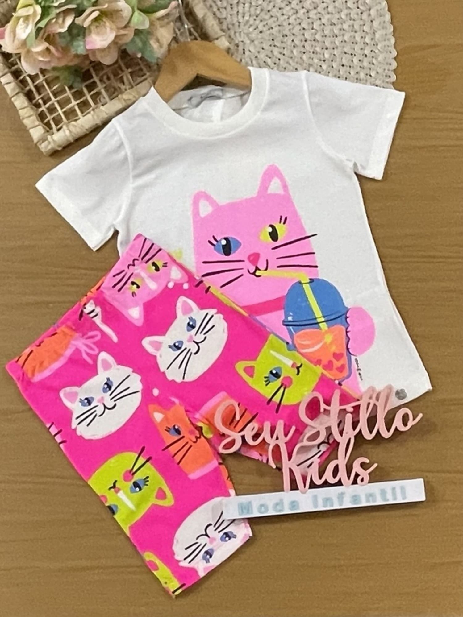 Conjunto Infantil Bimbi Verão com Shorts Ciclista Rosa e Blusa Branca Gatinha