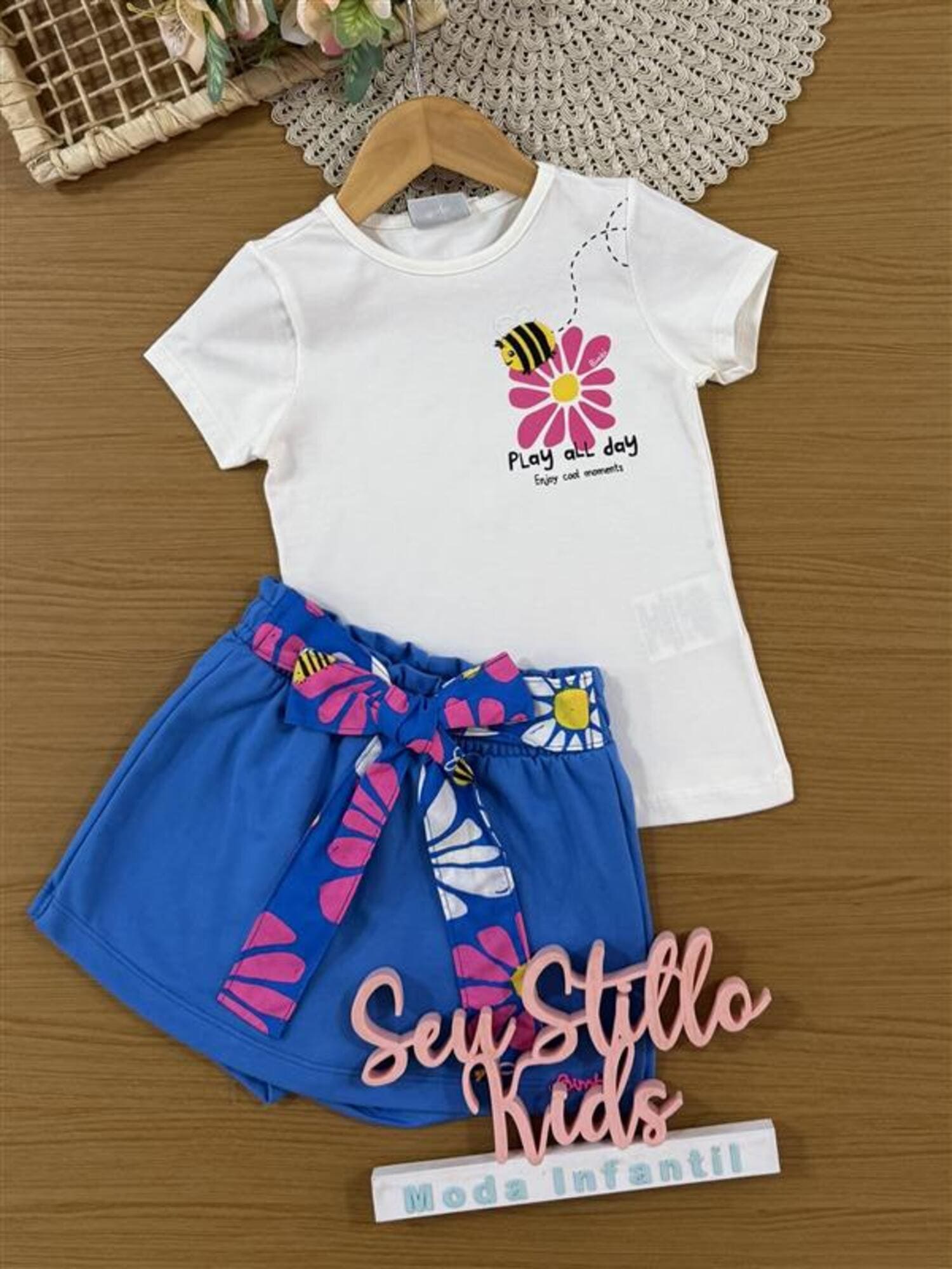 Conjunto Infantil Bimbi Verão Shorts Saia Azul com Laço e Blusa Branca Abelhinha Floral