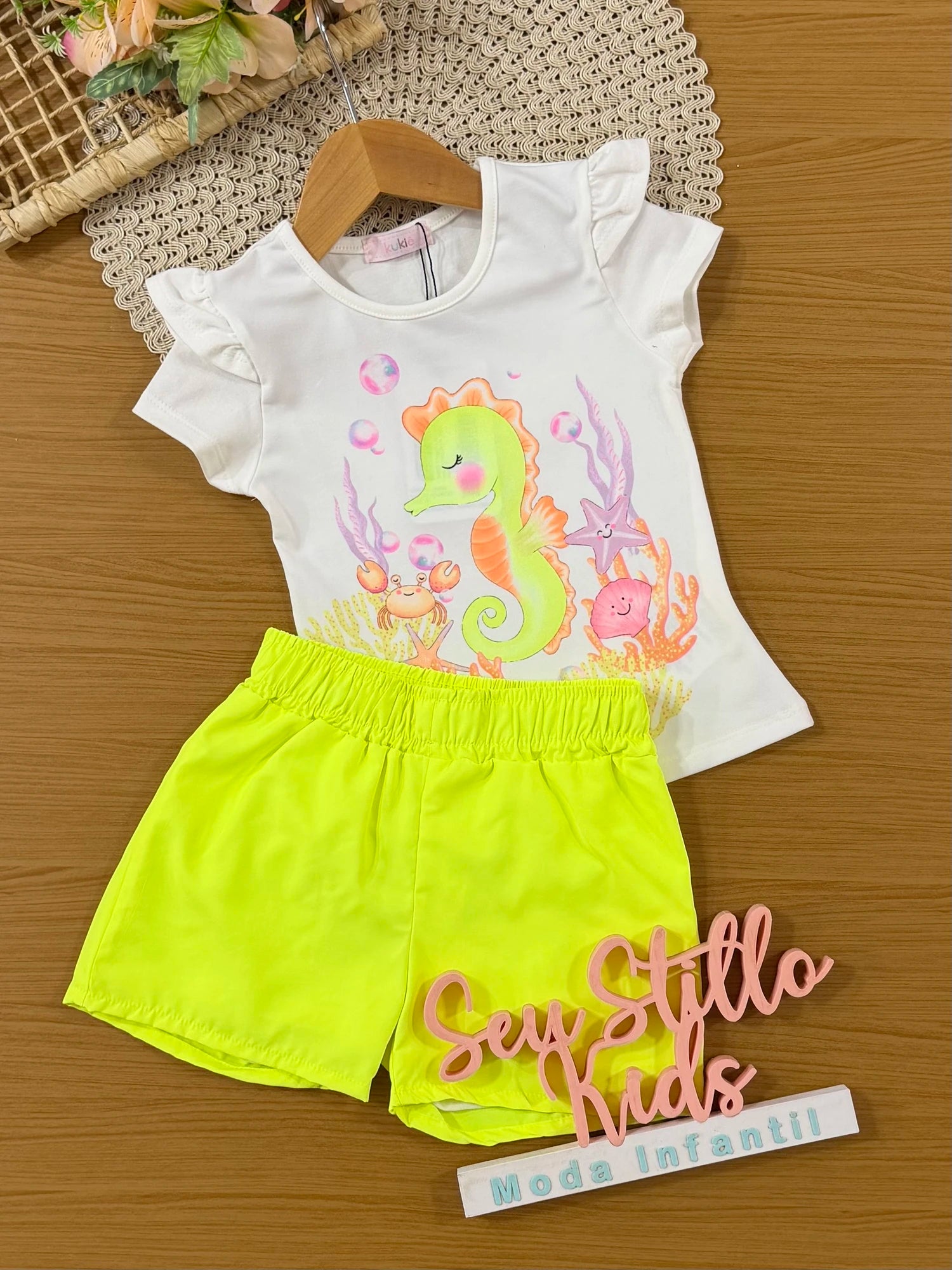 Conjunto Infantil Kukiê com Shorts Amarelo e Blusa Cavalo Marinho