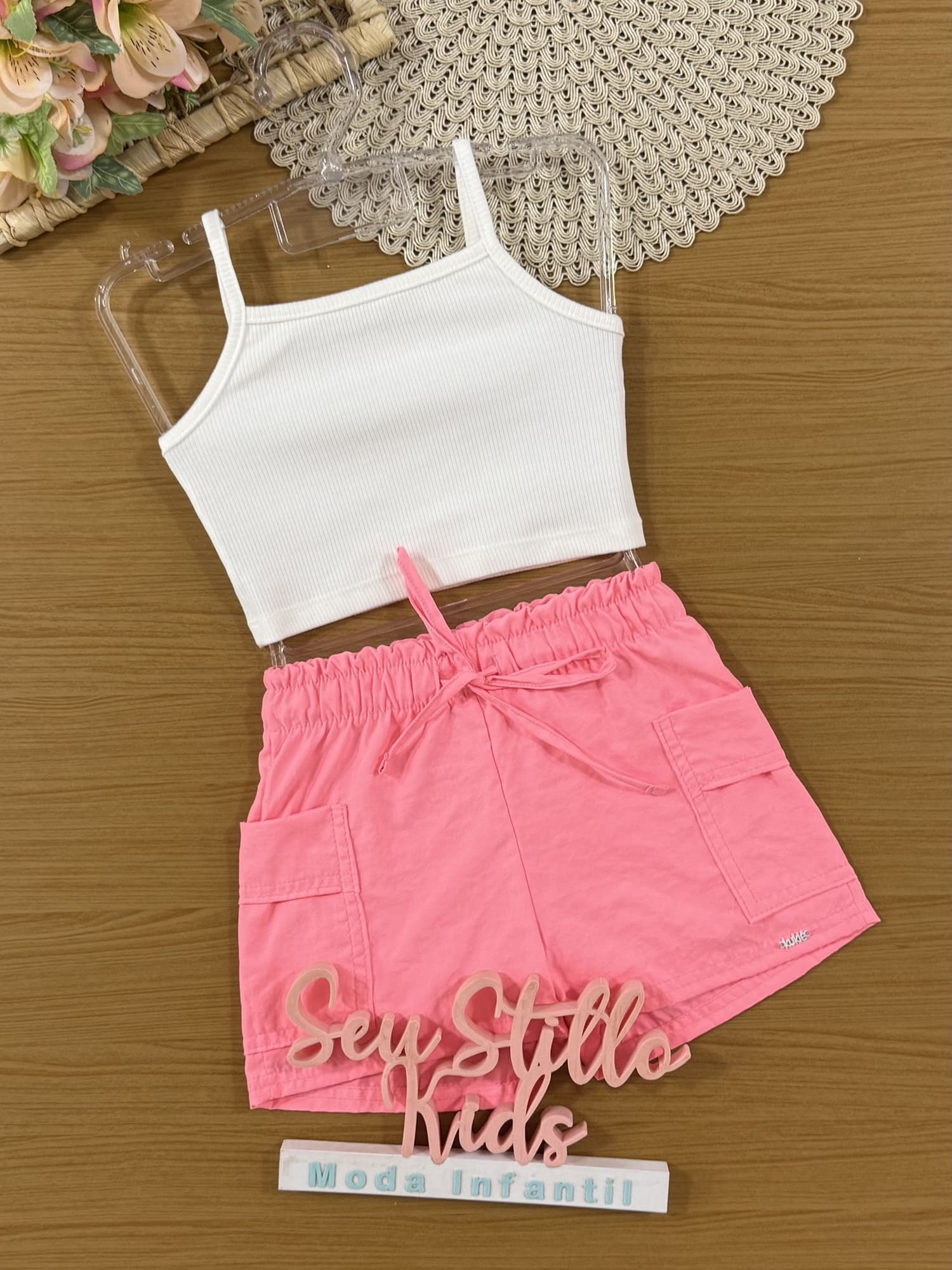 Conjunto Infantil Kukiê Verão, Shorts Rosa Top Branco e Sobreposição em Tela Corações