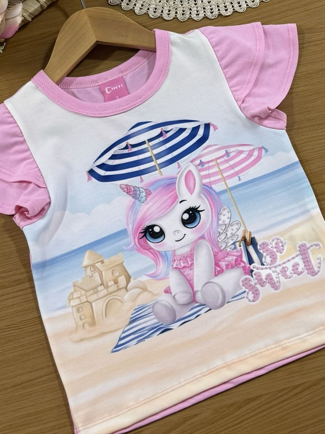 Blusa Infantil Cinti Verão Rosa Unicórnio na Praia com Strass
