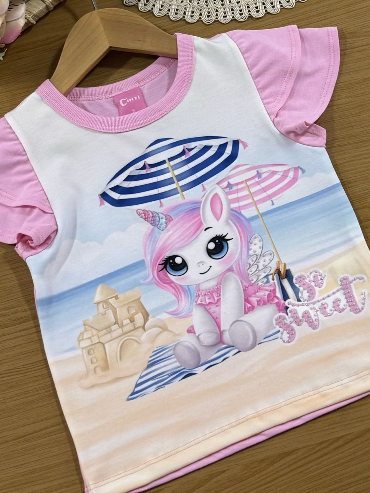 Blusa Infantil Cinti Verão Rosa Unicórnio na Praia com Strass