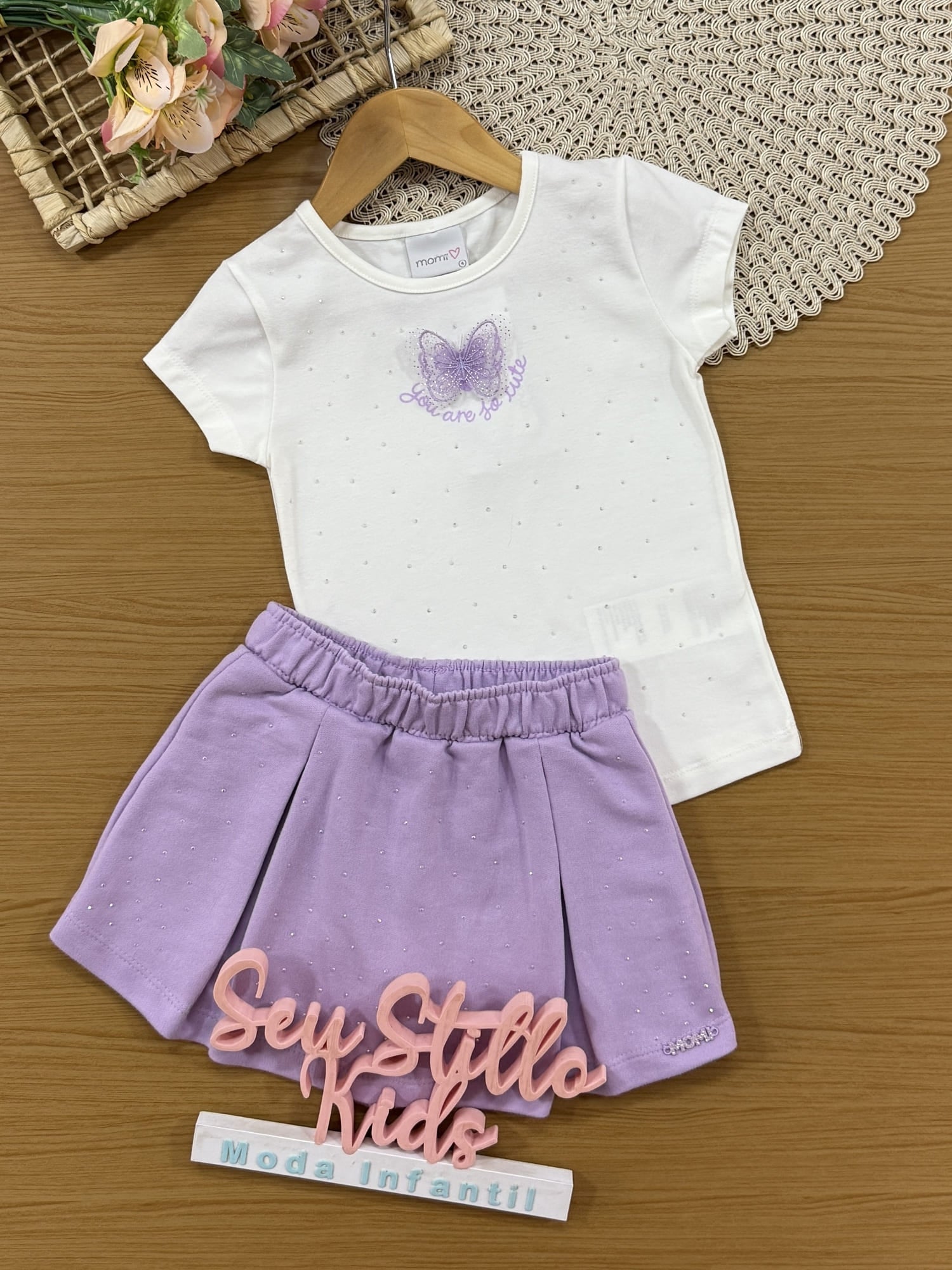 Conjunto Infantil Momi Verão com Short-Saia Lilás e Blusa Branca Borboletinha Strass