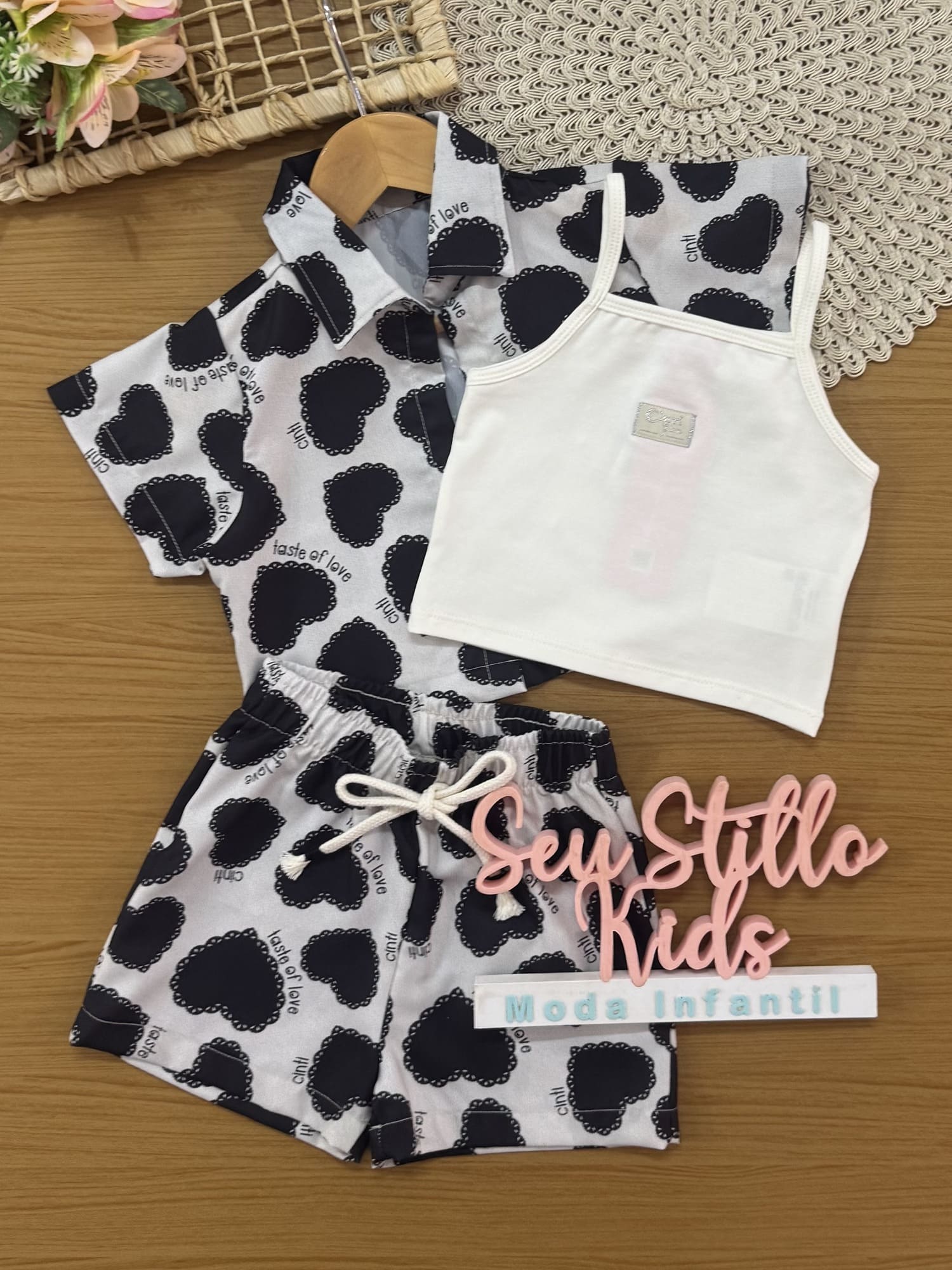 Conjunto Infantil Cinti Verão, Shorts e Sobreposição Corações Pretos e Regata Branca