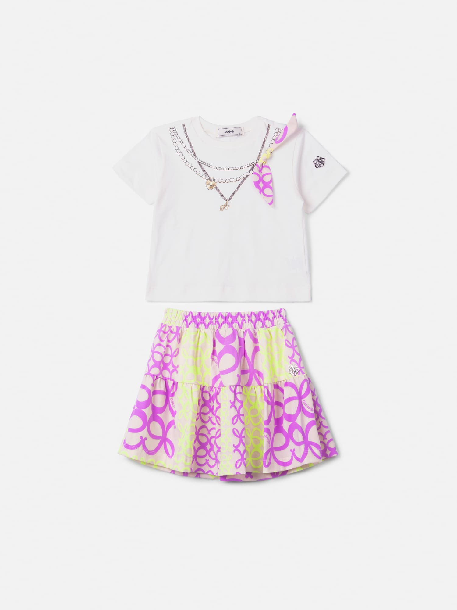 Conjunto Infantil Animê Verão com Saia Bege e Blusa Branca Acessórios com Laço