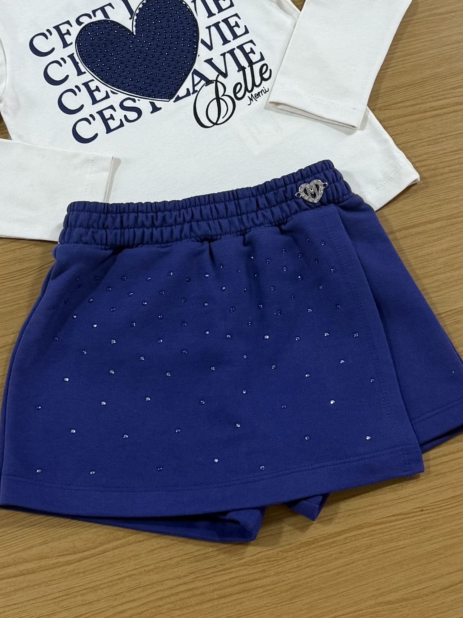 Conjunto Infantil Momi Inverno com Shorts Saia Azul e Blusa Coração com Strass
