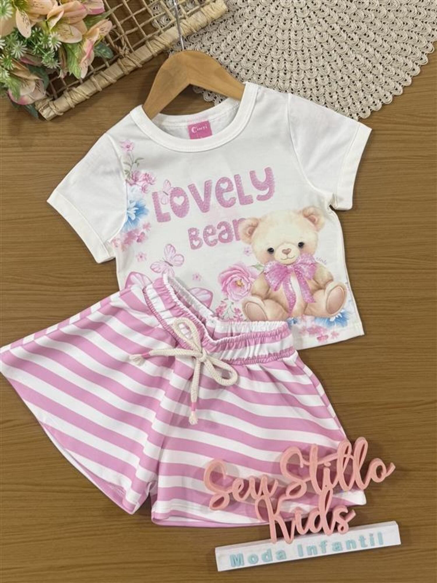 Conjunto Infantil Cinti Verão com Shorts Rosa Listrado e Blusa Branca Ursinha Lovely