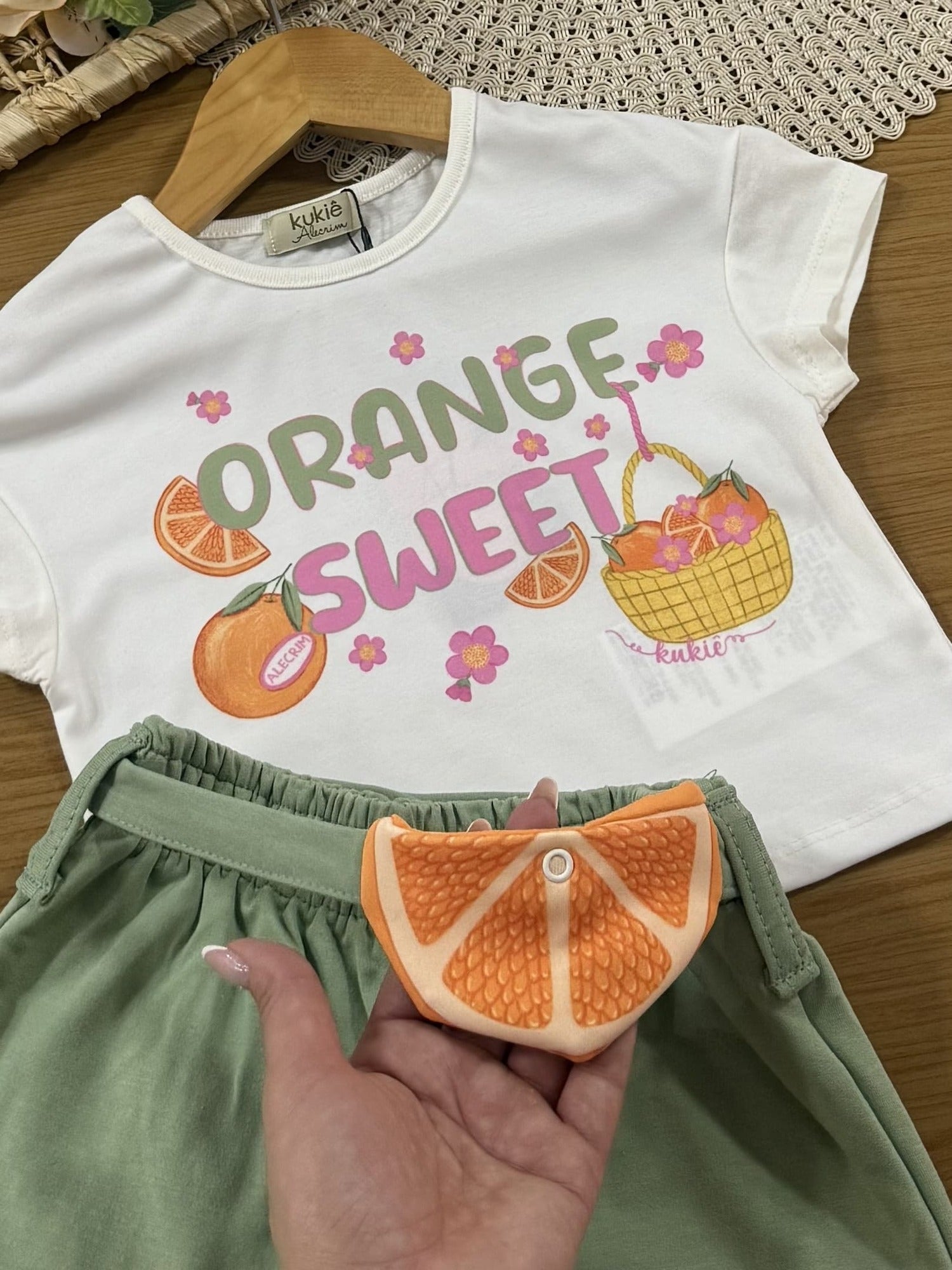 Conjunto Infantil Kukiê Verão com Short Saia com bolsinha e Blusa Branca Laranjinha