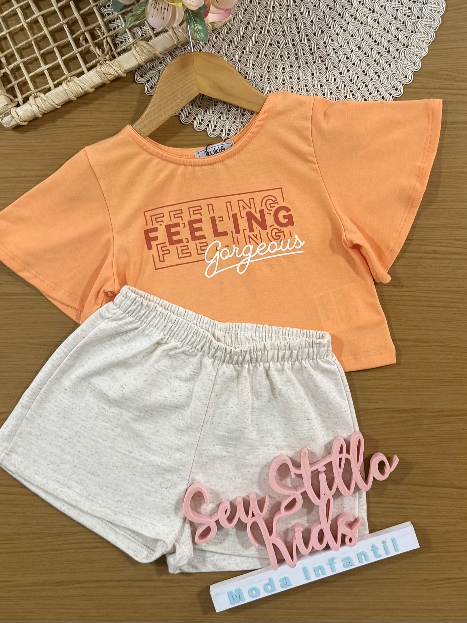 Conjunto Infantil Kukiê com Shorts Off White e Blusa Manga Curta Laranja Feeling