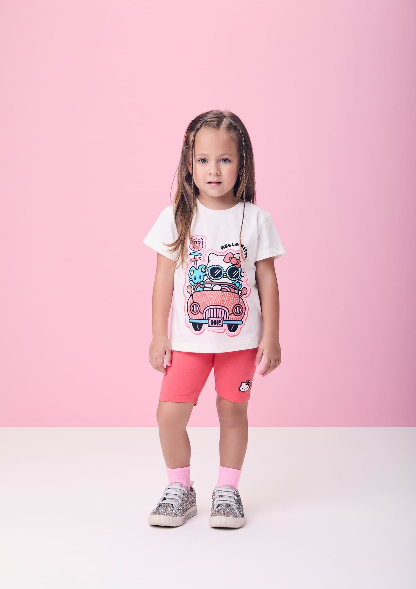 Conjunto Infantil Momi Verão com Shorts Ciclista Vermelho e Blusa Branca Hello Kitty Viagem