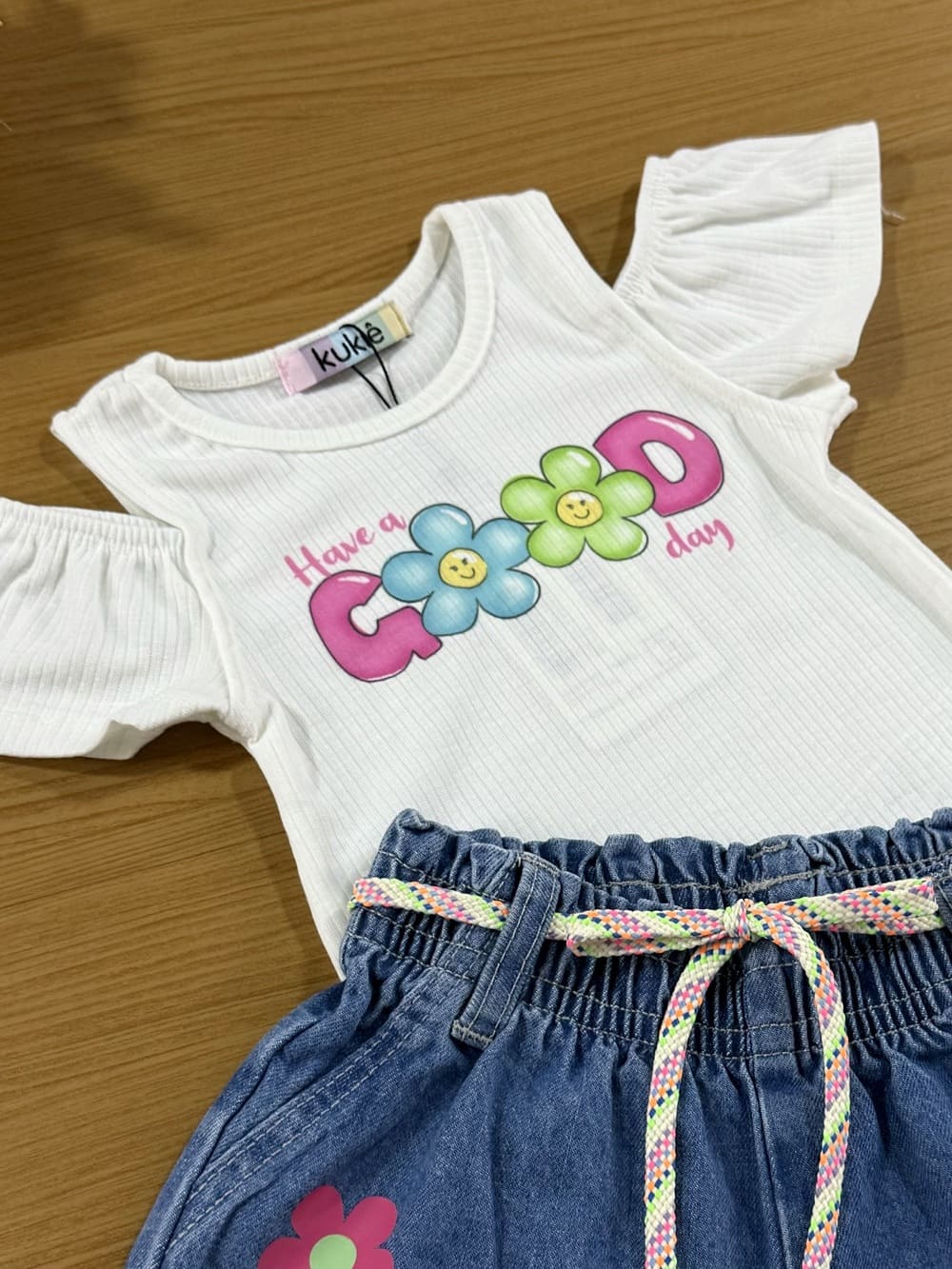 Conjunto Infantil Kukie Verão Shorts Jeans e Blusa Branca Florzinha