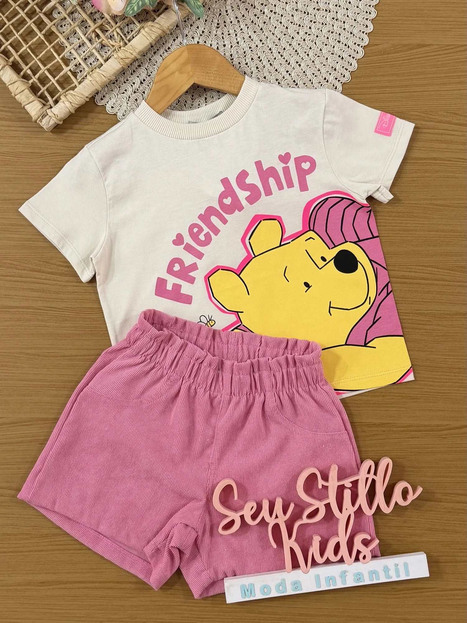 Conjunto Infantil Bimbi Inverno com Shorts Rosa e Blusa Bege Manga Curta Ursinho Pooh Friends