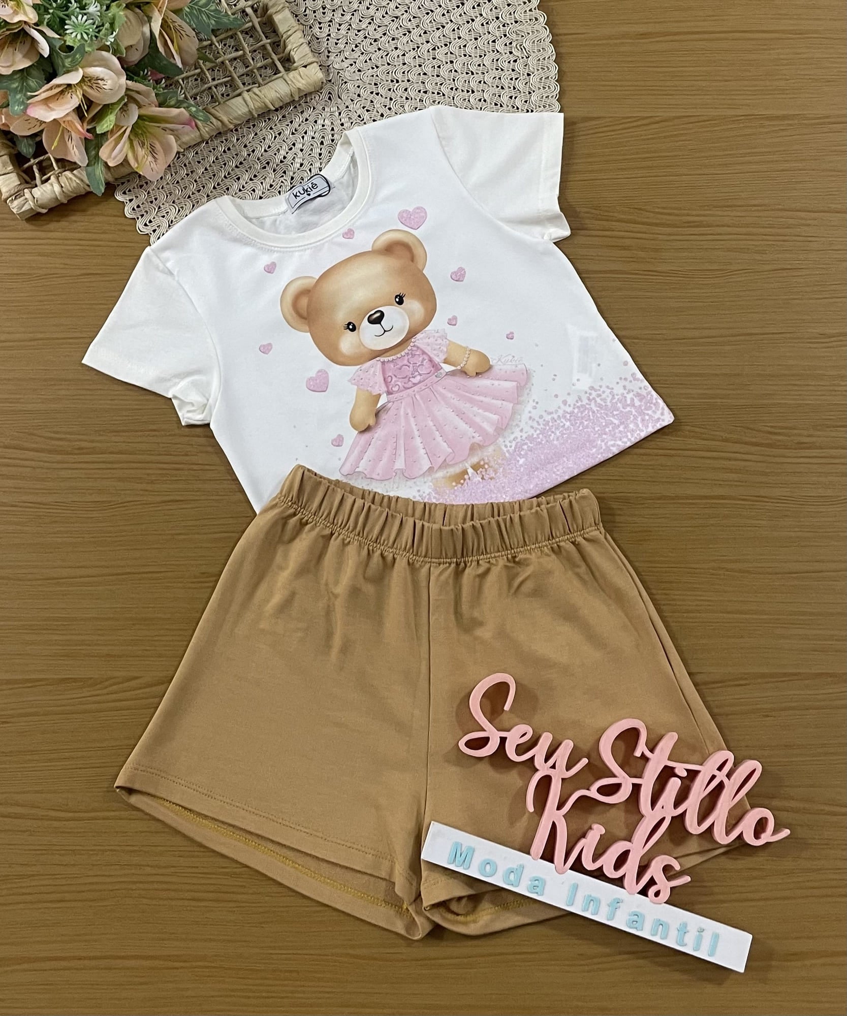 Conjunto Infantil Kukiê Verão com Shorts Marrom e Blusa Branca Ursinha Bailarina