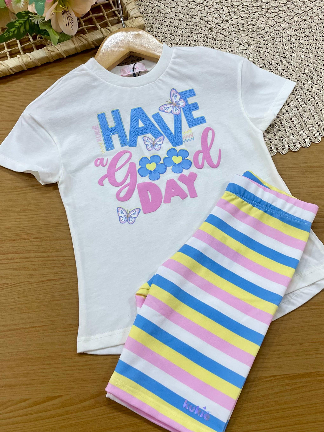 Conjunto Infantil Menina Kukiê com Shorts Ciclista Colorido e Blusa Branca Have a Good Day