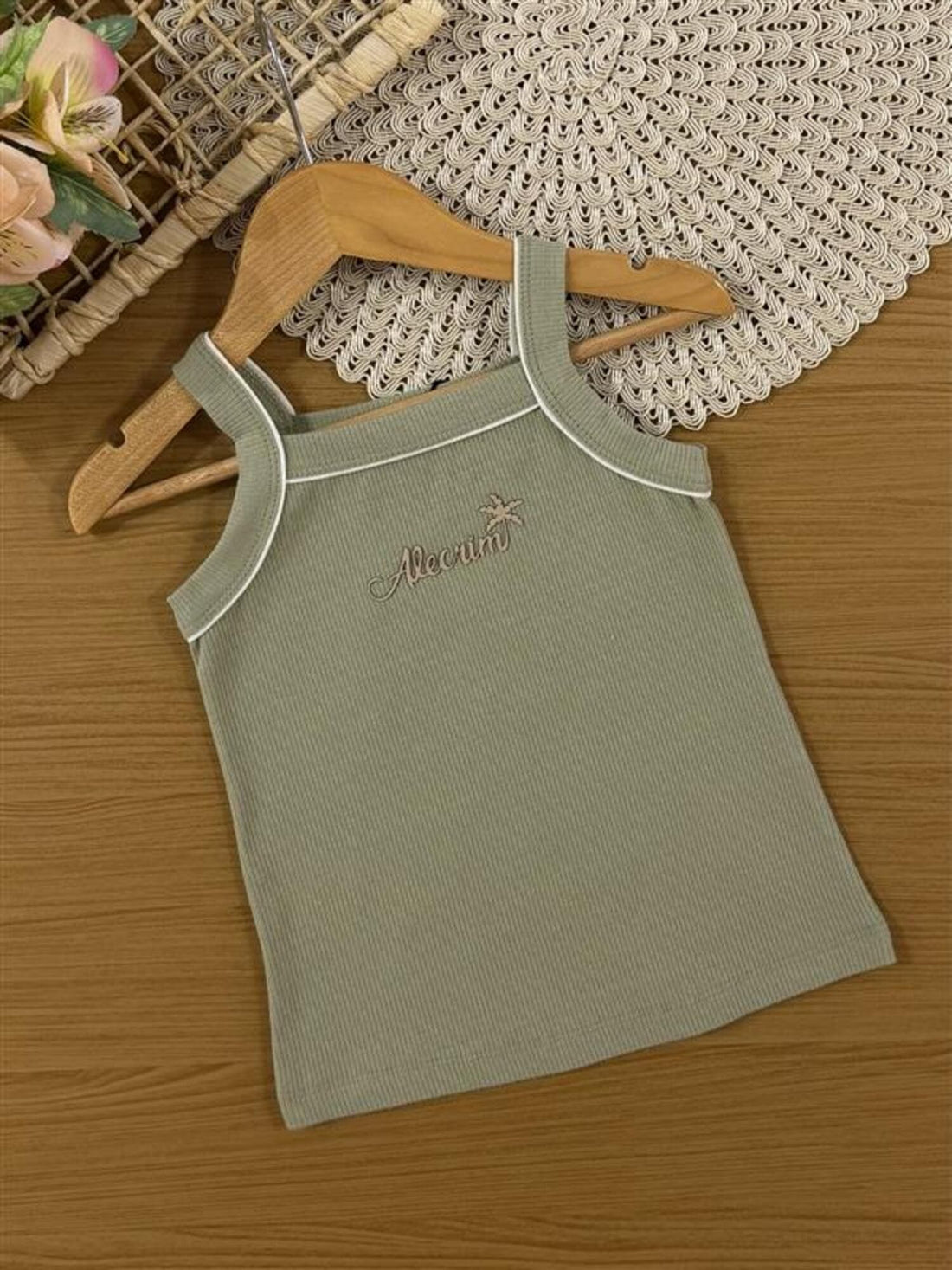 Conjunto Infantil Kukiê Verão com Shorts Off White e Regata Verde Alecrim