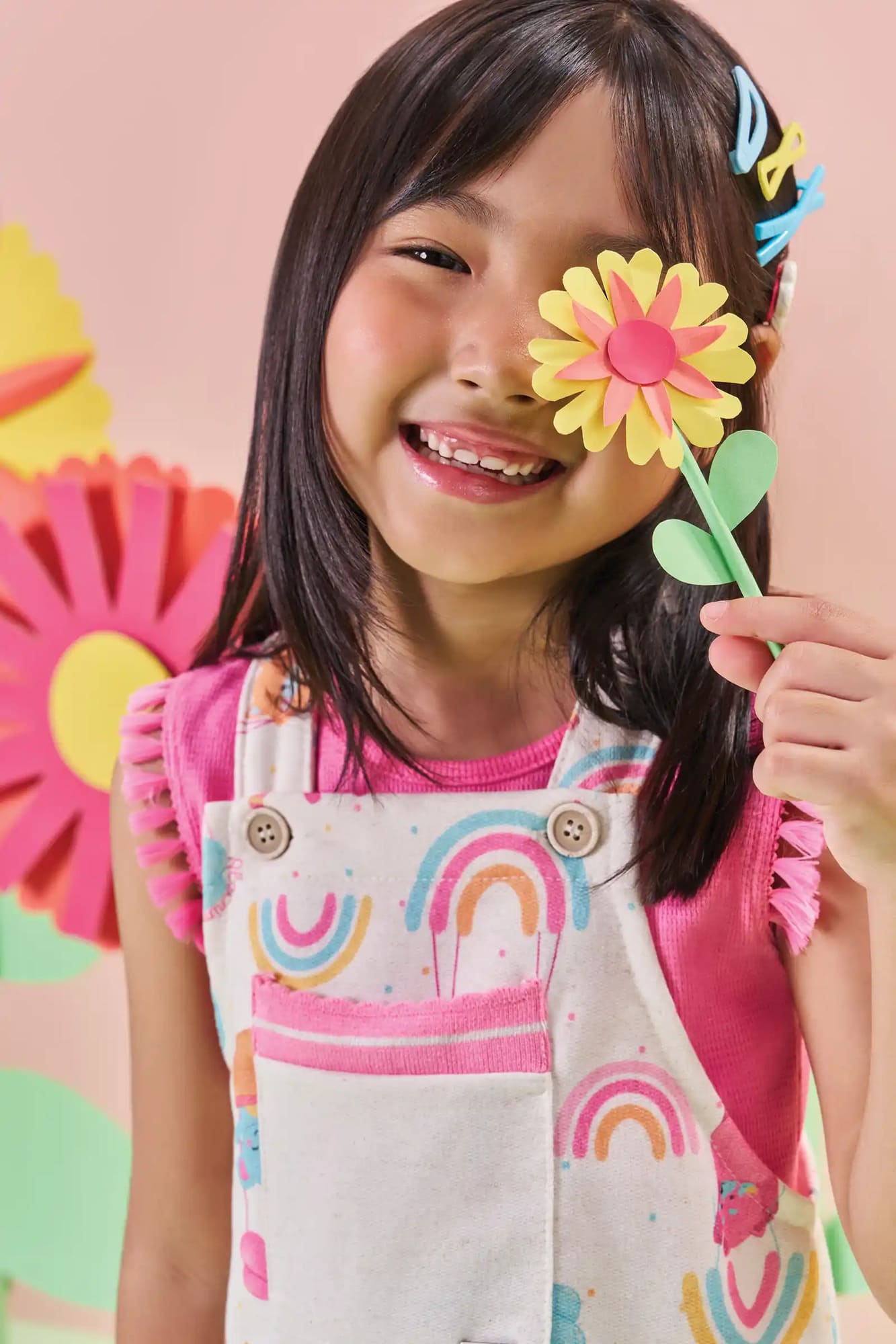Salopete Infantil Kukiê Verão Off White Bichinhos com Blusa Rosa