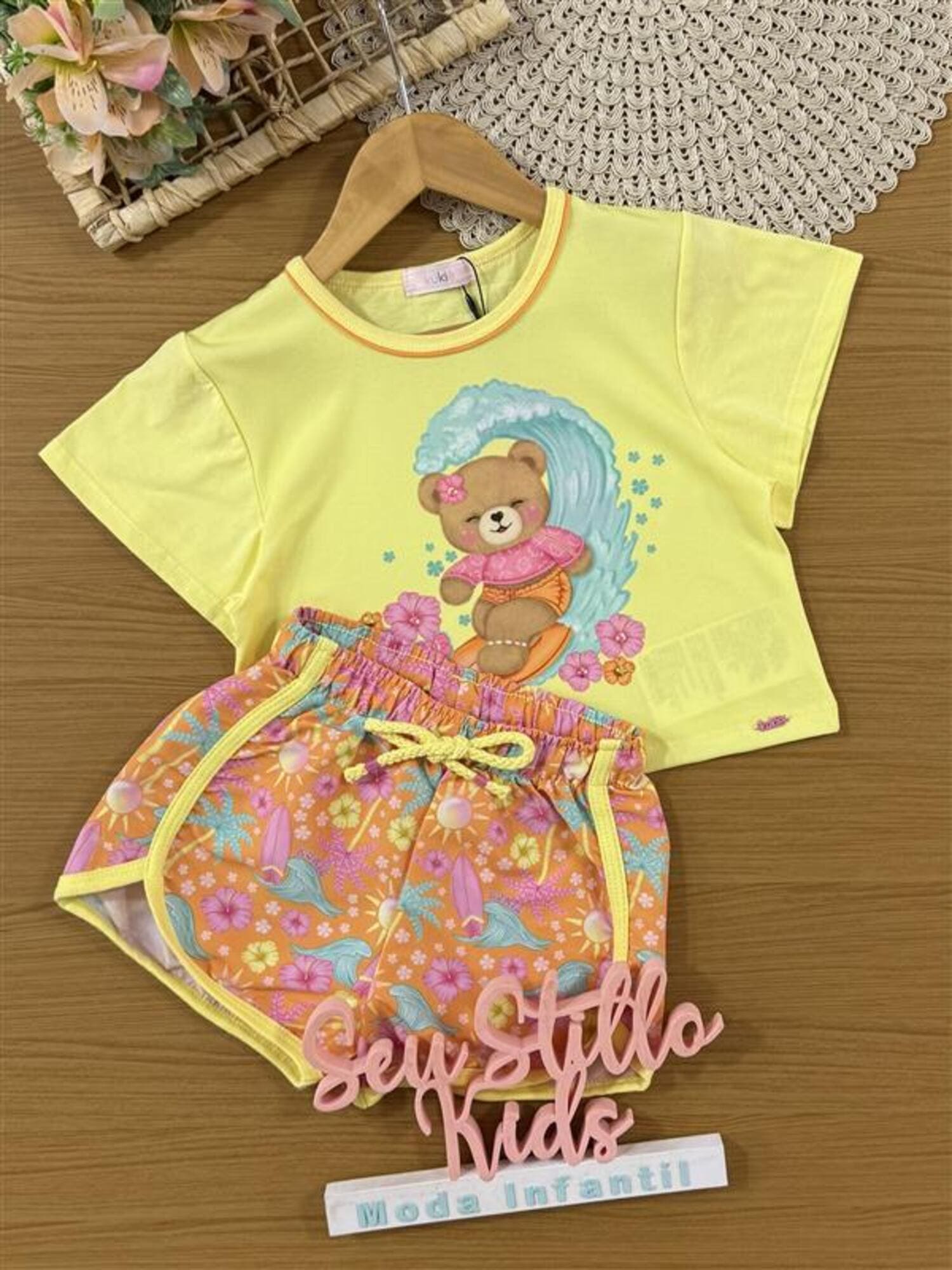Conjunto Infantil Kukiê Verão com Shorts Laranja e Blusa Amarela Ursinha Surfista