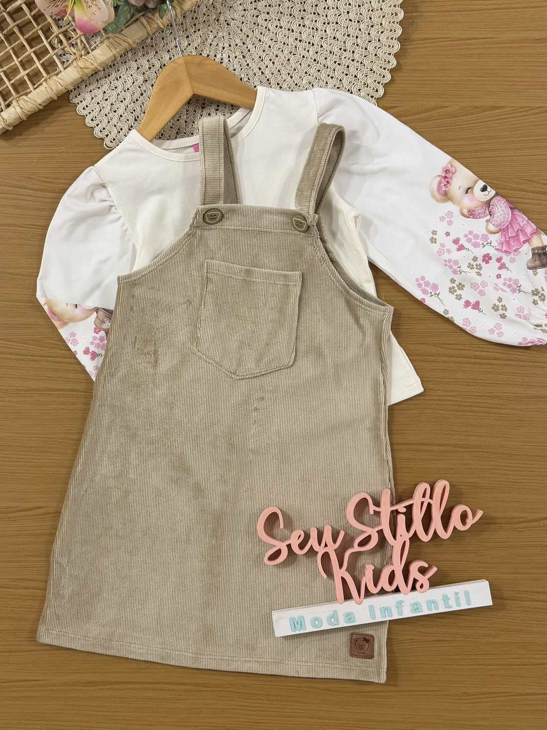 Salopete Infantil Cinti Inverno Bege com Blusa Manga Longa Ursinha