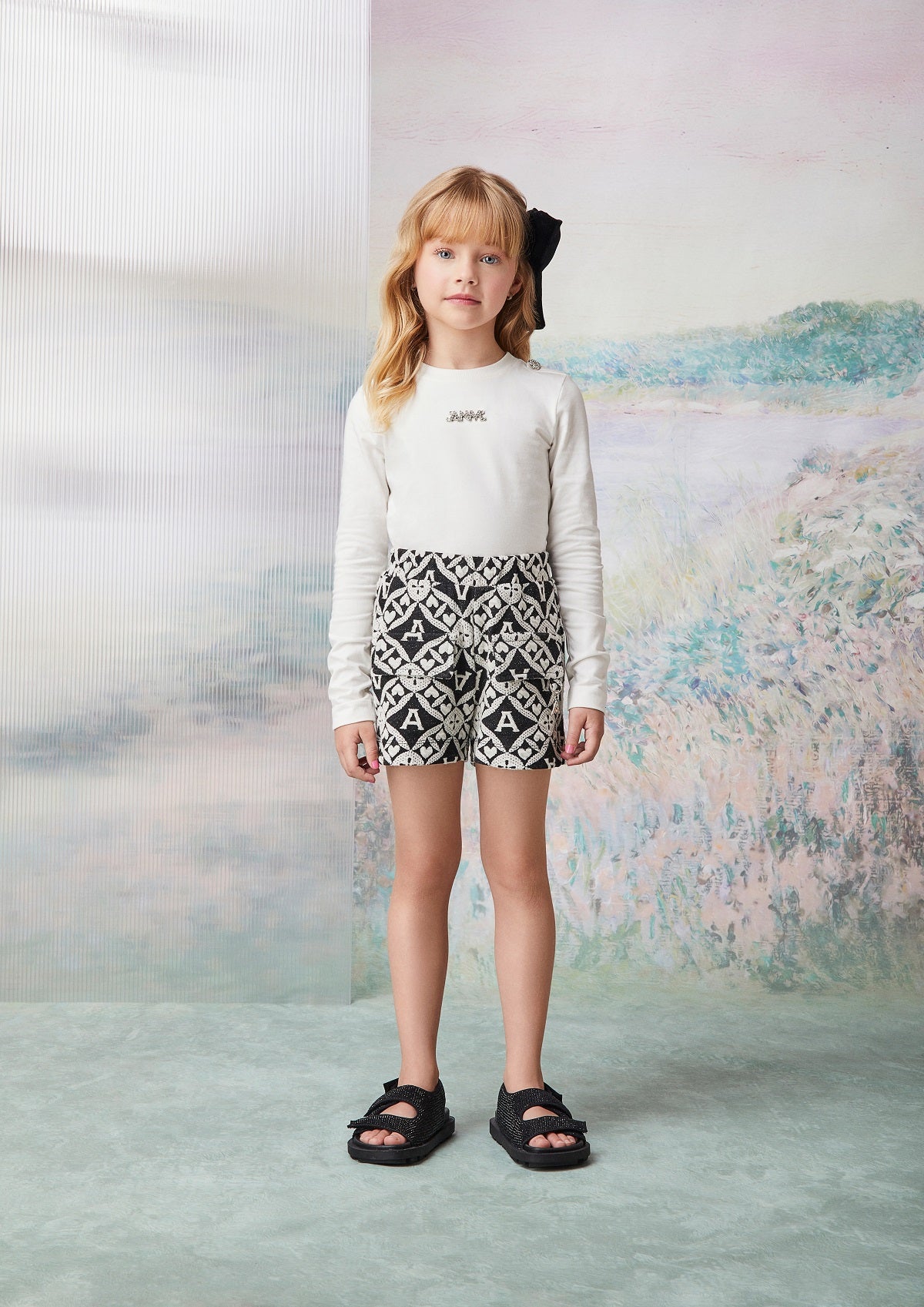 Conjunto Infantil Animê Inverno Shorts Corações e Blusa Off White
