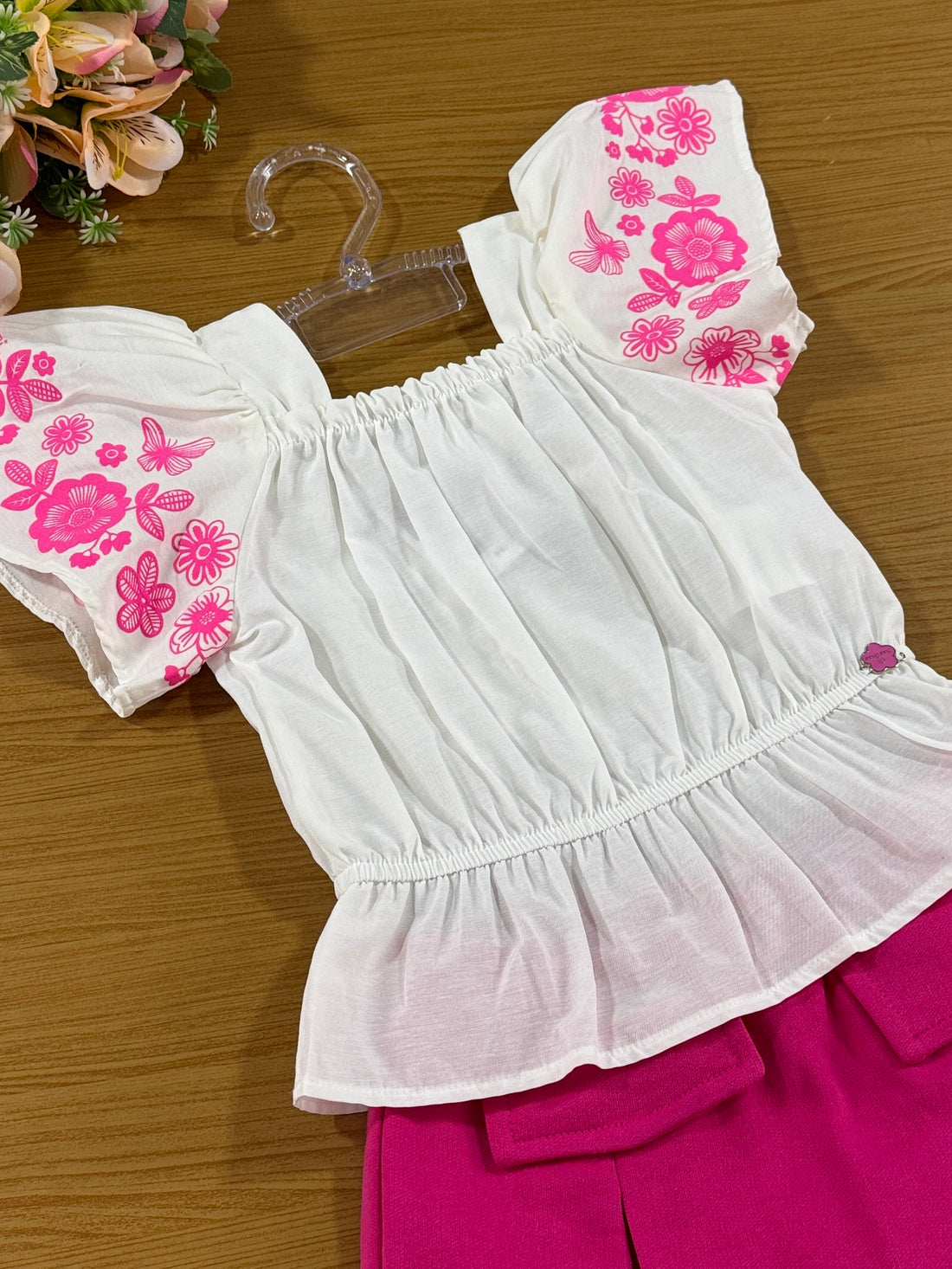 Conjunto Infantil Momi Verão Shorts Saia Rosa e Blusa Flor