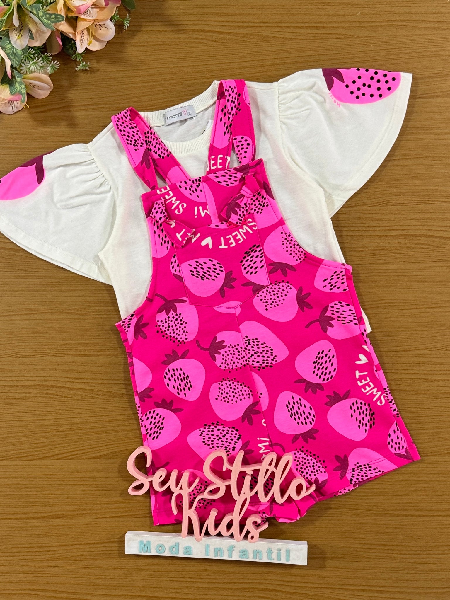 Jardineira Infantil Momi Verão Rosa Morango com Blusa