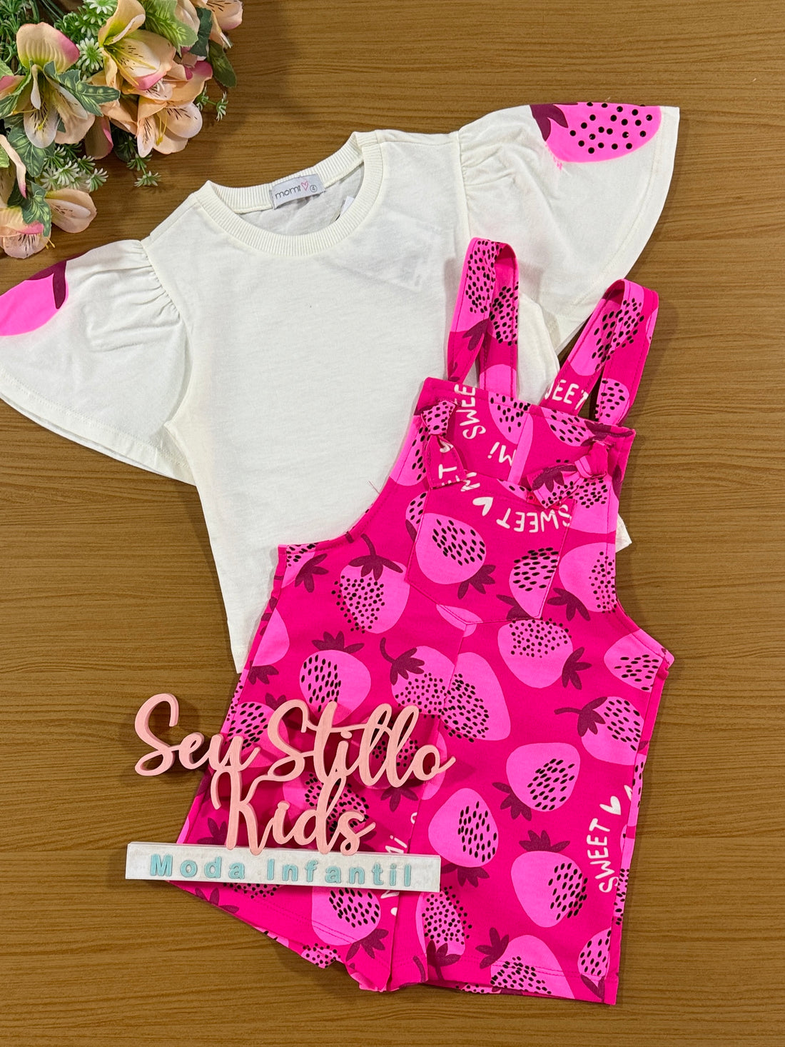Jardineira Infantil Momi Verão Rosa Morango com Blusa