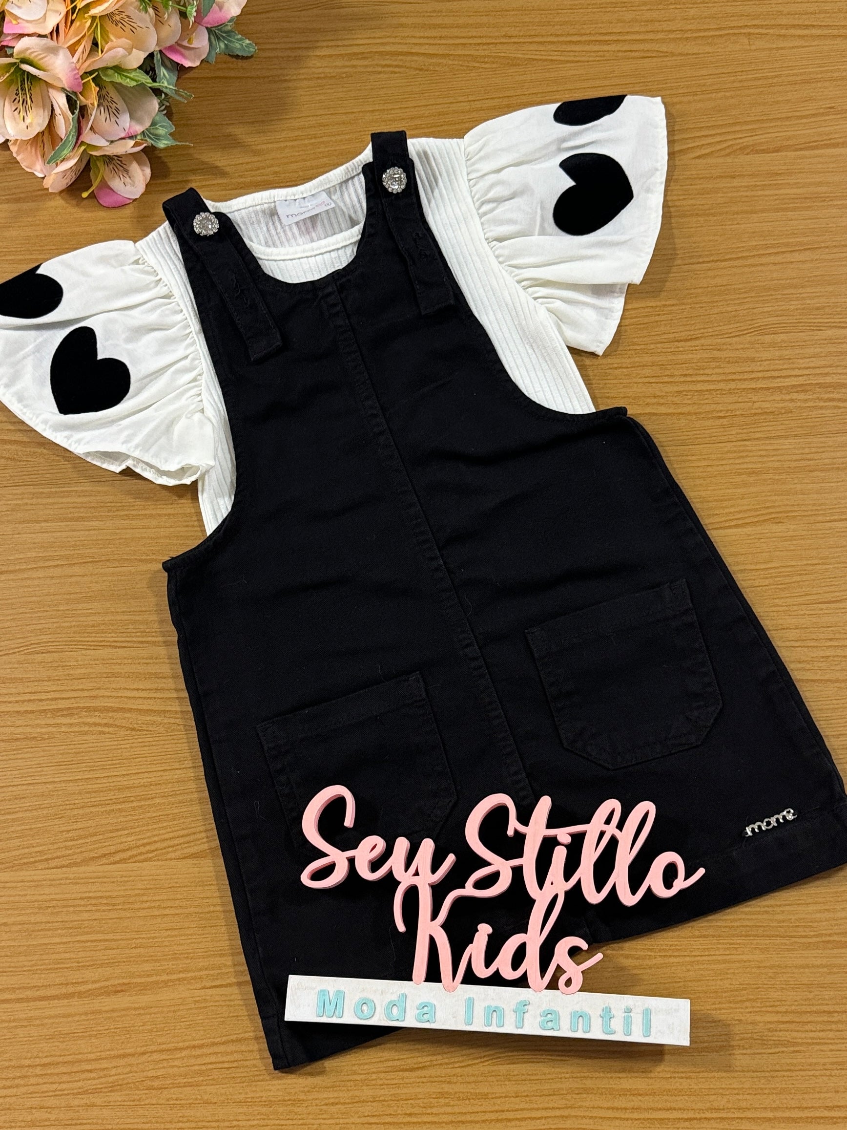 Salopete Infantil Momi Inverno Preta e Blusa Corações