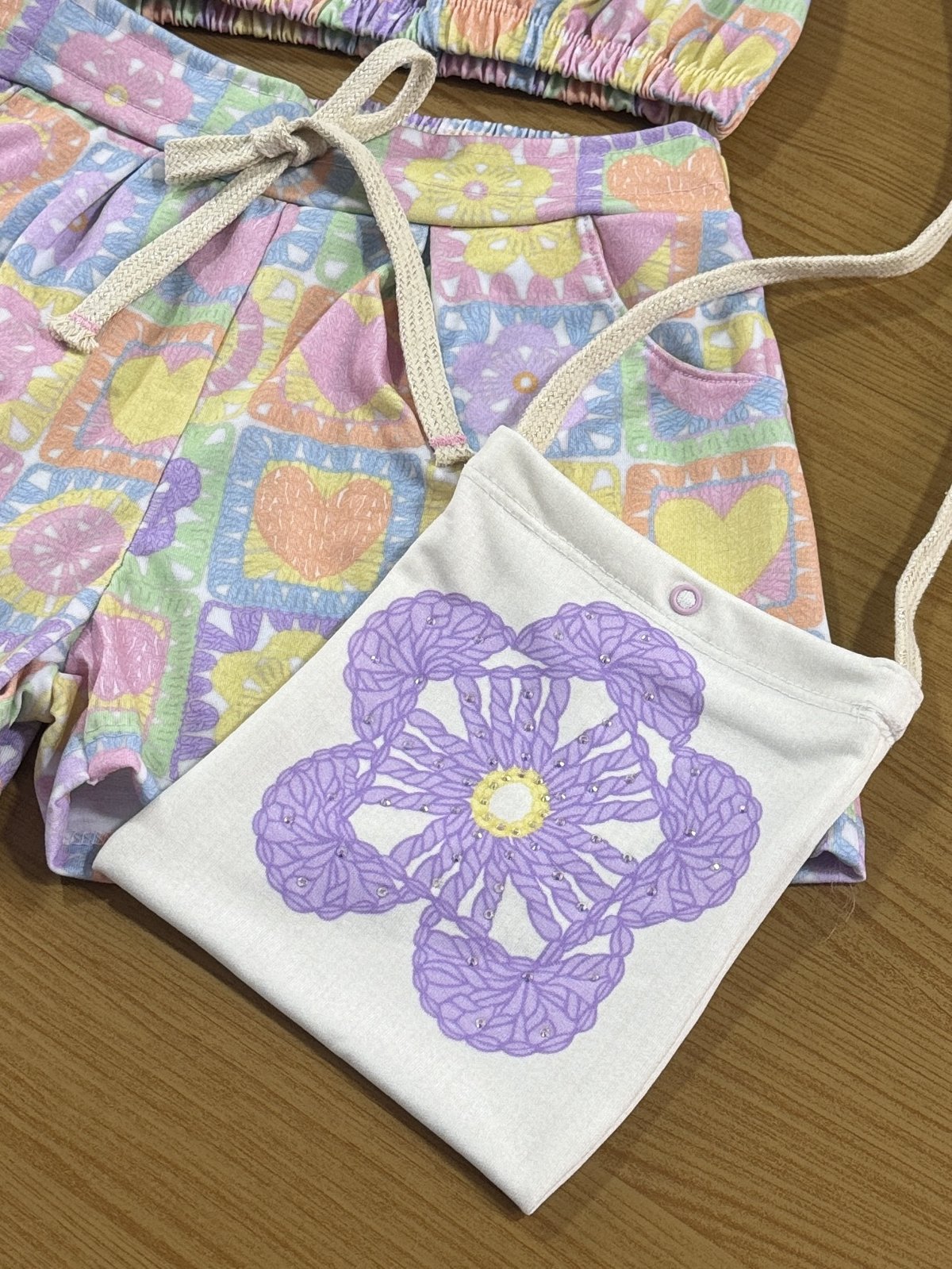Conjunto Infantil Cinti Verão Shorts e Cropped Crochê 3D com Bolsinha
