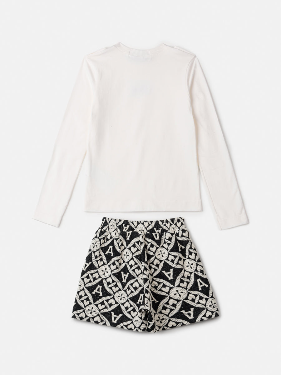 Conjunto Infantil Animê Inverno Shorts Corações e Blusa Off White
