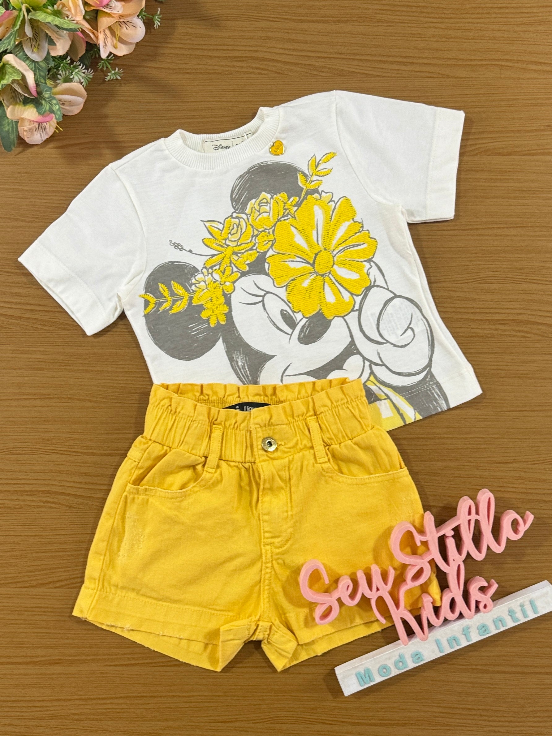 Conjunto Infantil Animê Verão Shorts Sarja e Blusa Minnie Amarela Bordada