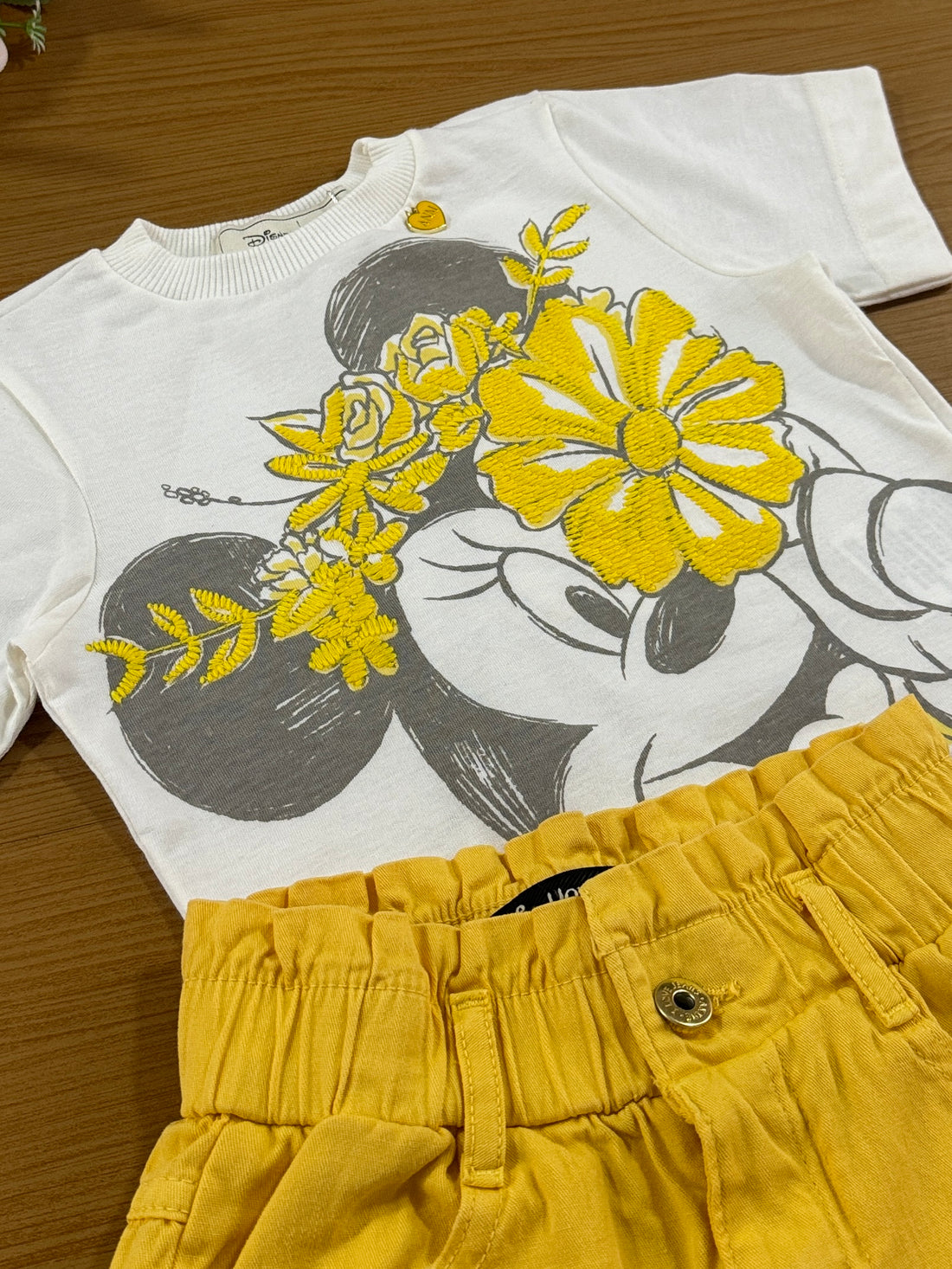 Conjunto Infantil Animê Verão Shorts Sarja e Blusa Minnie Amarela Bordada